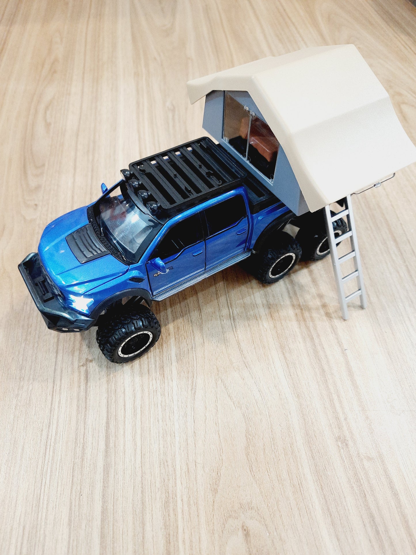 Ford truck with tent 1:24 Diecast Scale Model