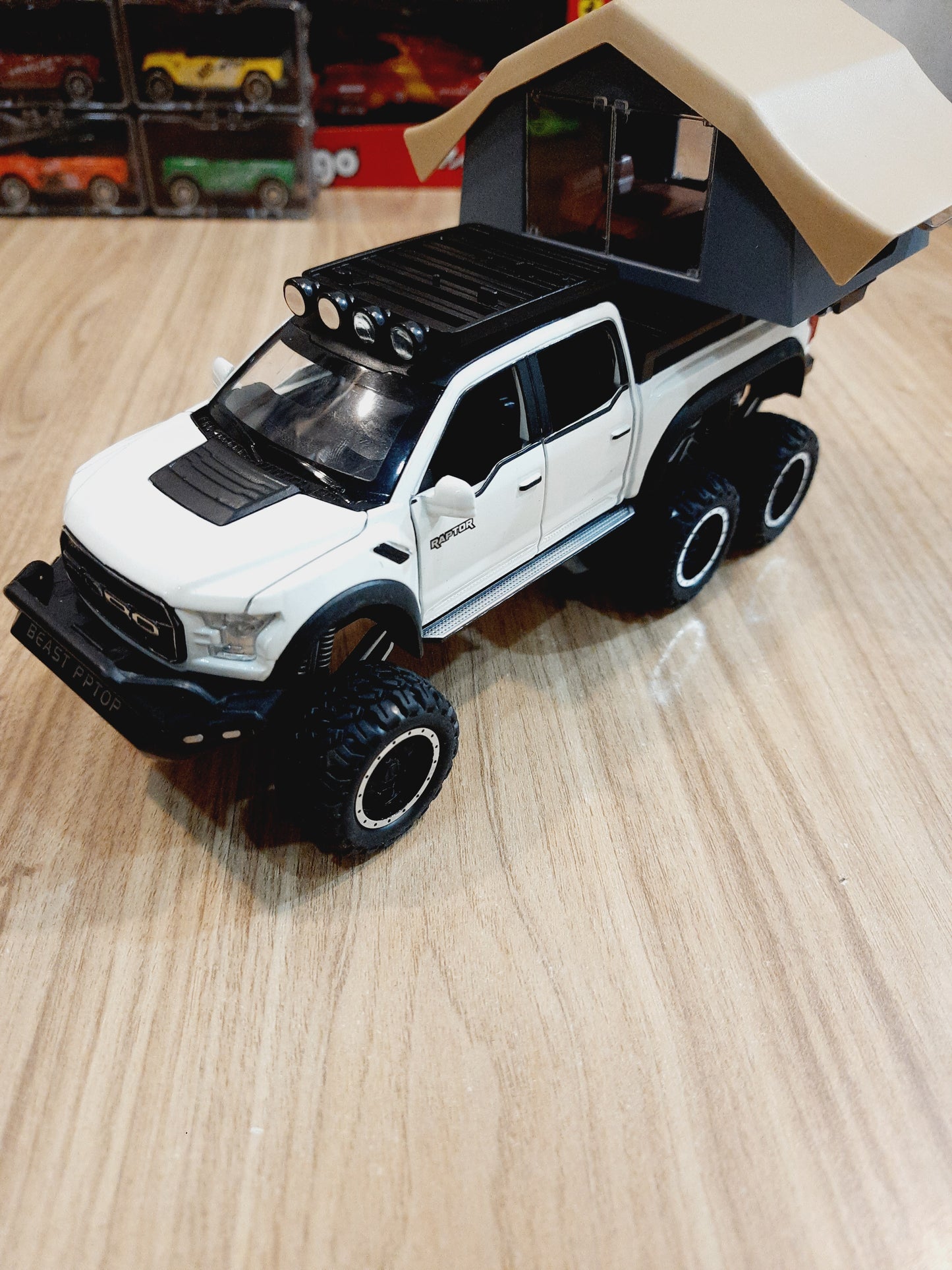 Ford truck with tent 1:24 Diecast Scale Model