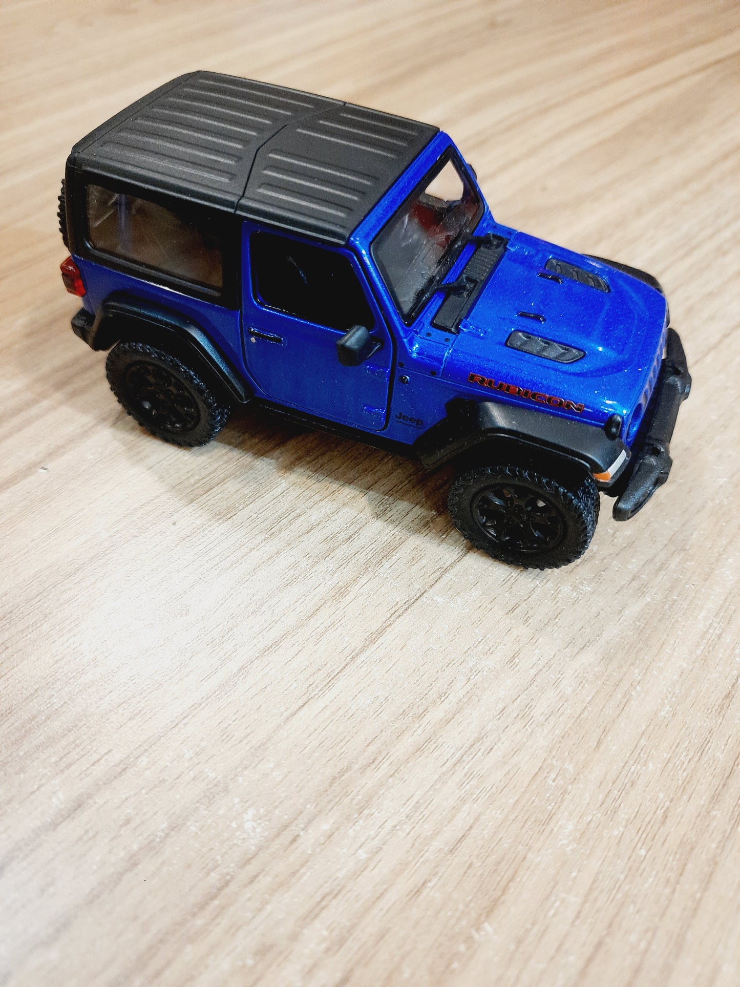 Kinsmart 2018 Jeep Wrangler Diecast Scale Model 1:34 | Classic Off-Road SUV Collectible