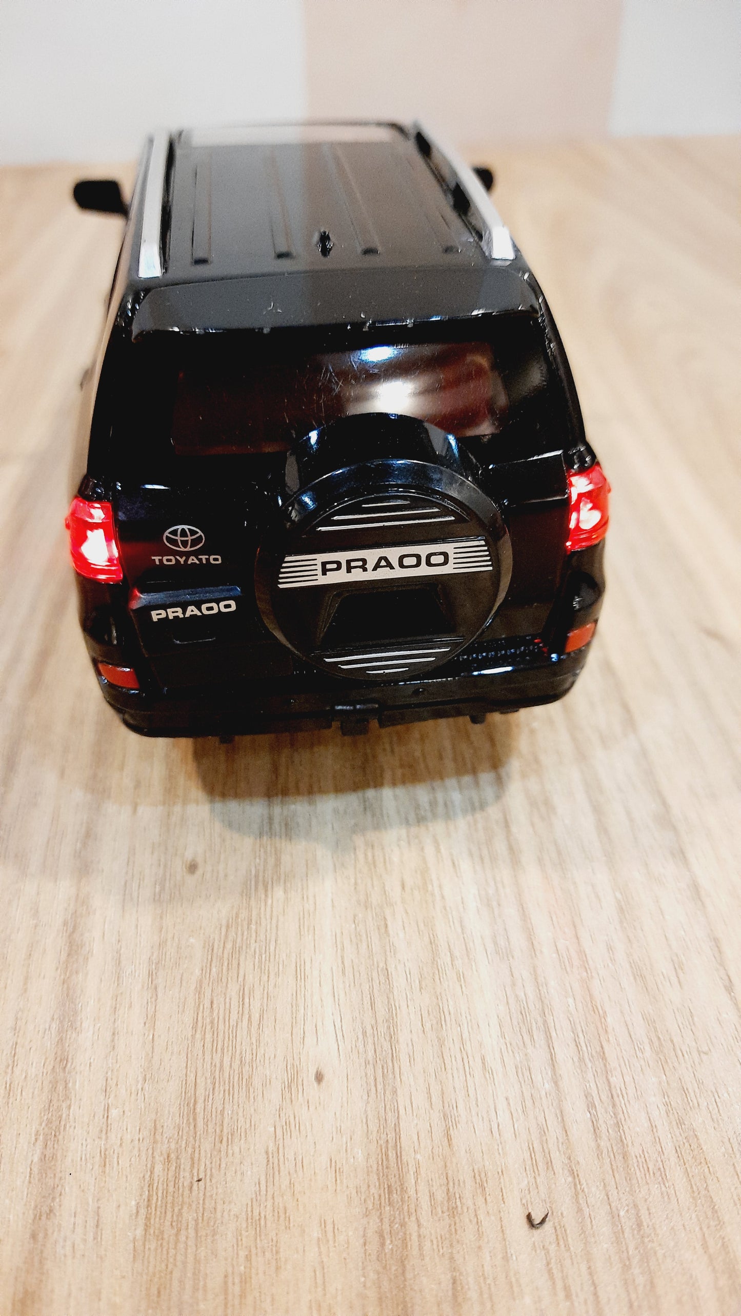 Toyota Prado 1:24 Diecast Scale Model