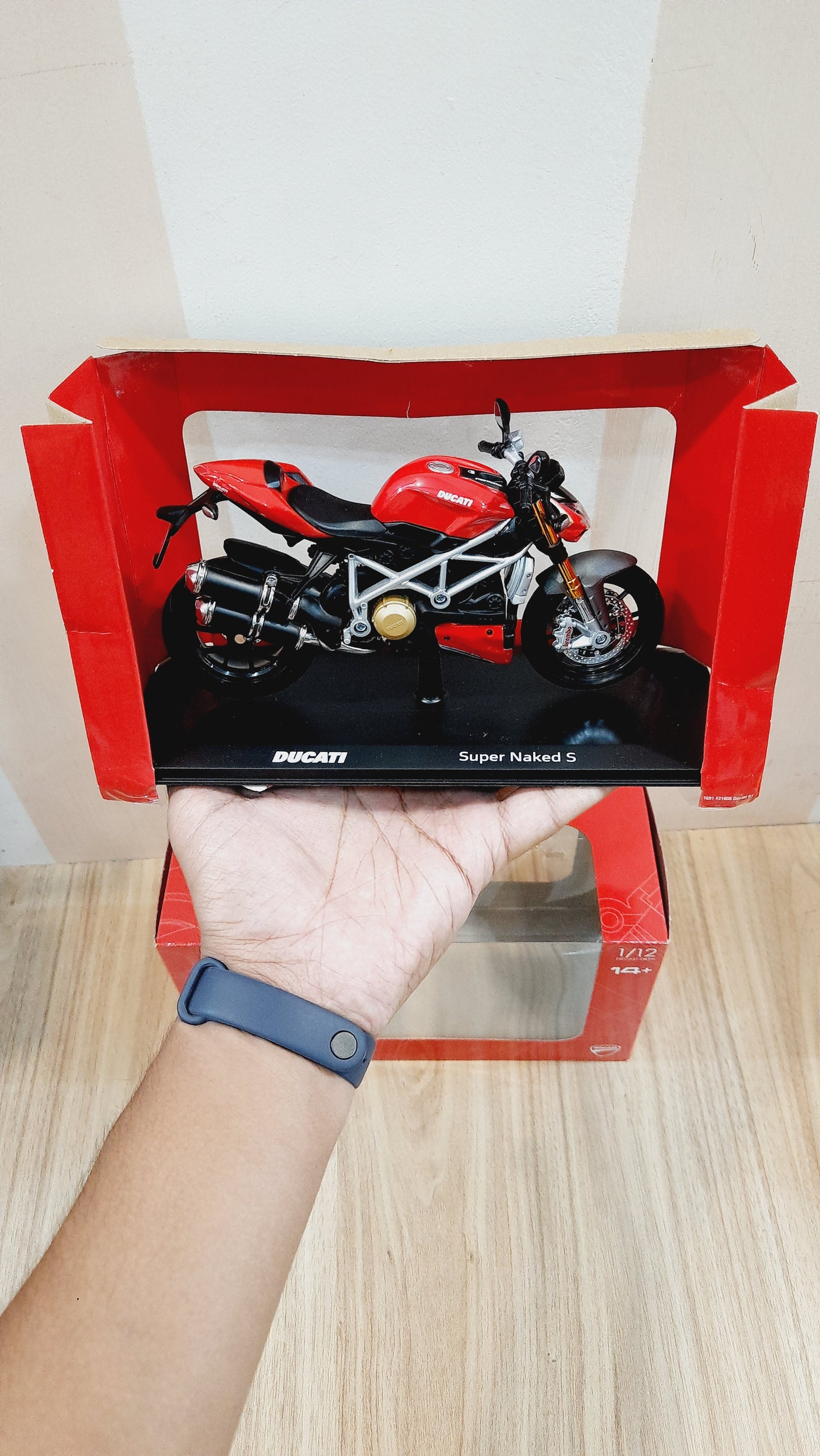 Maisto Ducati Super Naked S Diecast Scale Model 1:12 Bike