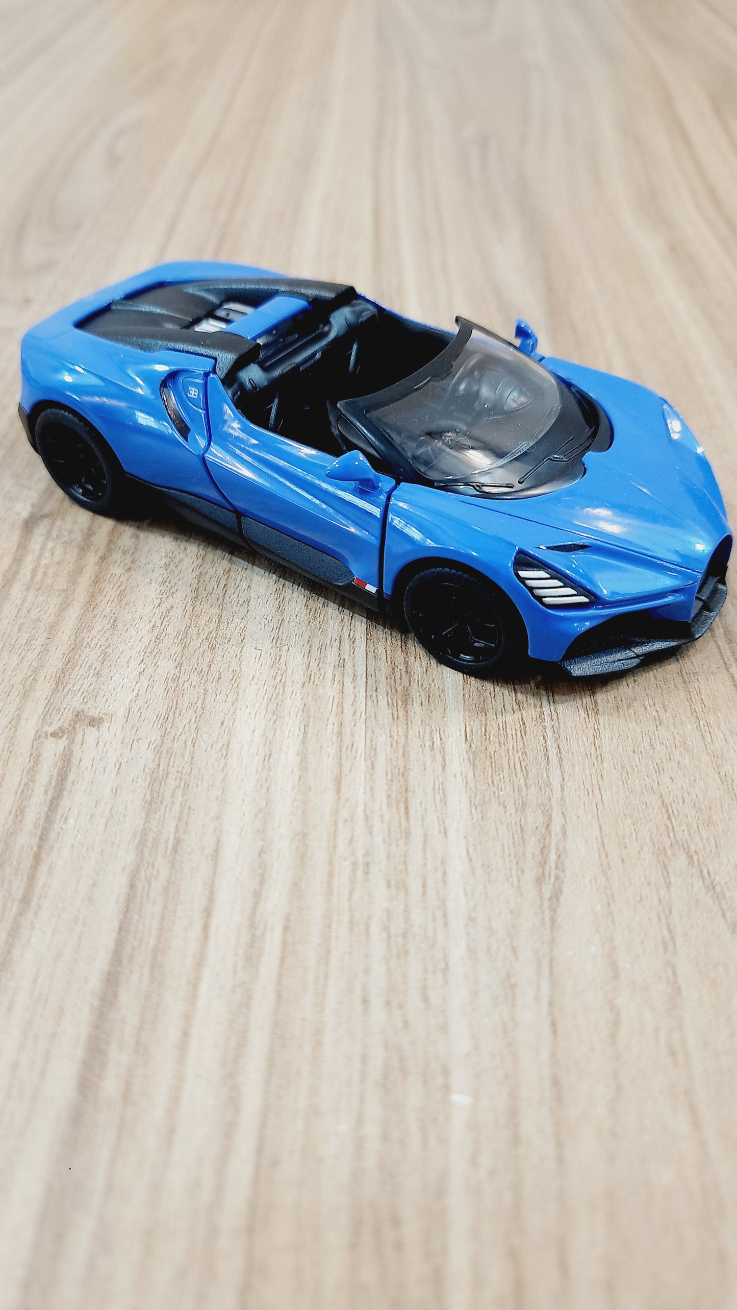 Kinsmart Bugatti Mistral Diecast Scale Model 1:36