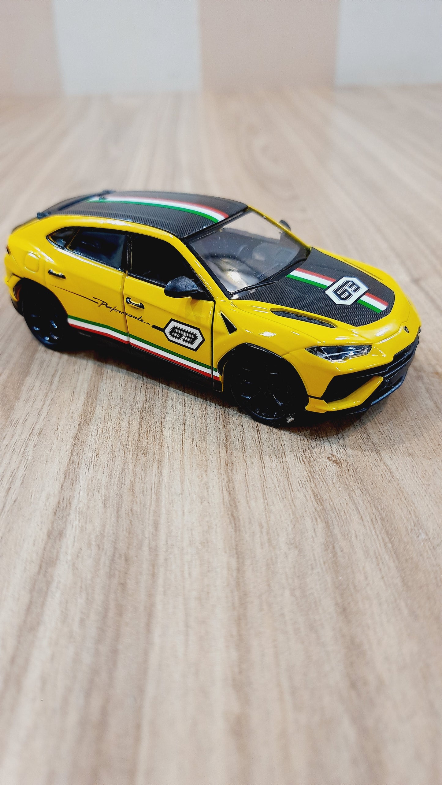 Kinsmart Lamborghini Urus Performante Diecast Scale Model 1:40