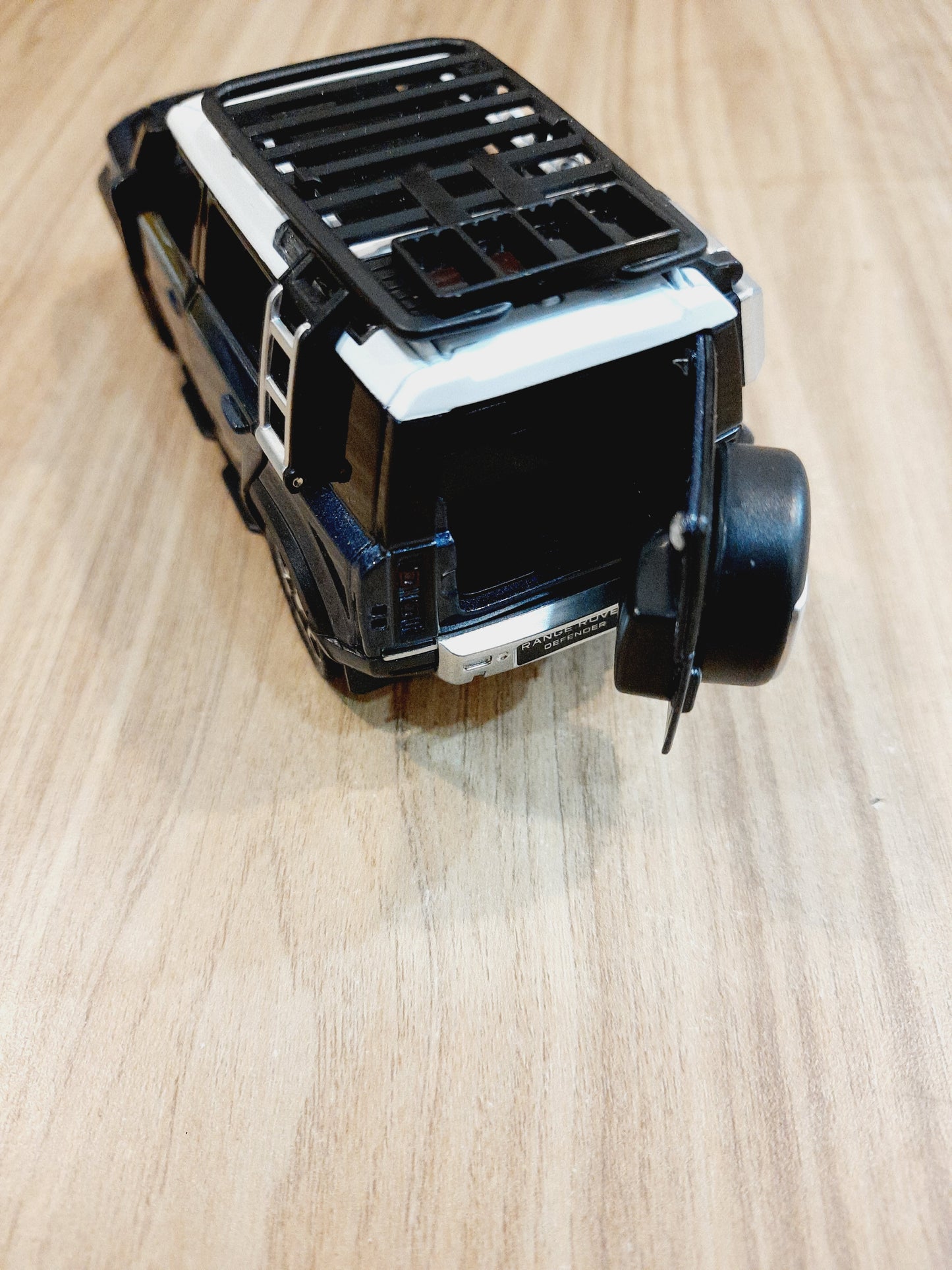 Defender Diecast Scale Model 1:32