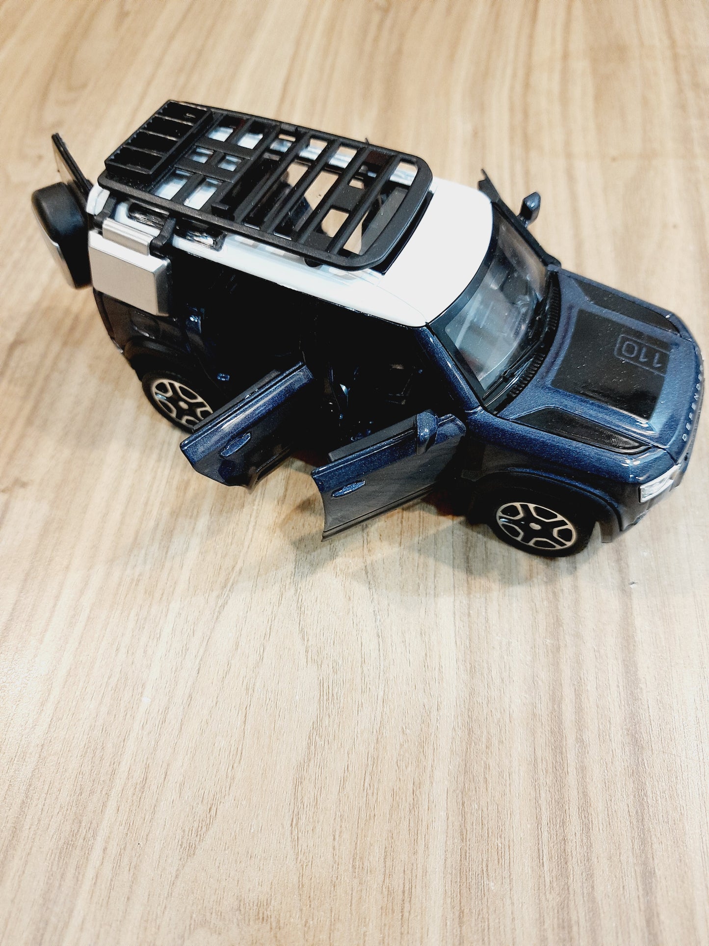 Defender Diecast Scale Model 1:32