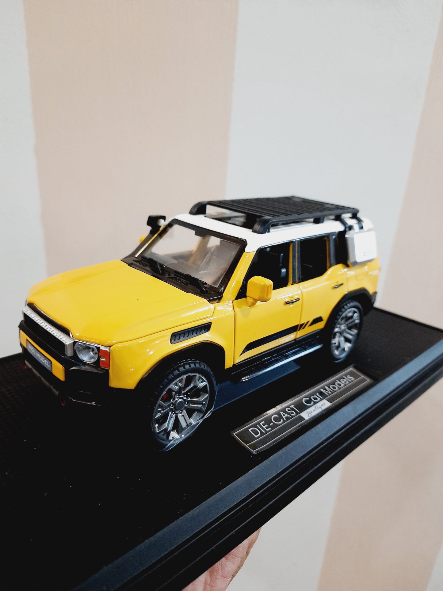 LC 250 Diecast Scale Model 1:22