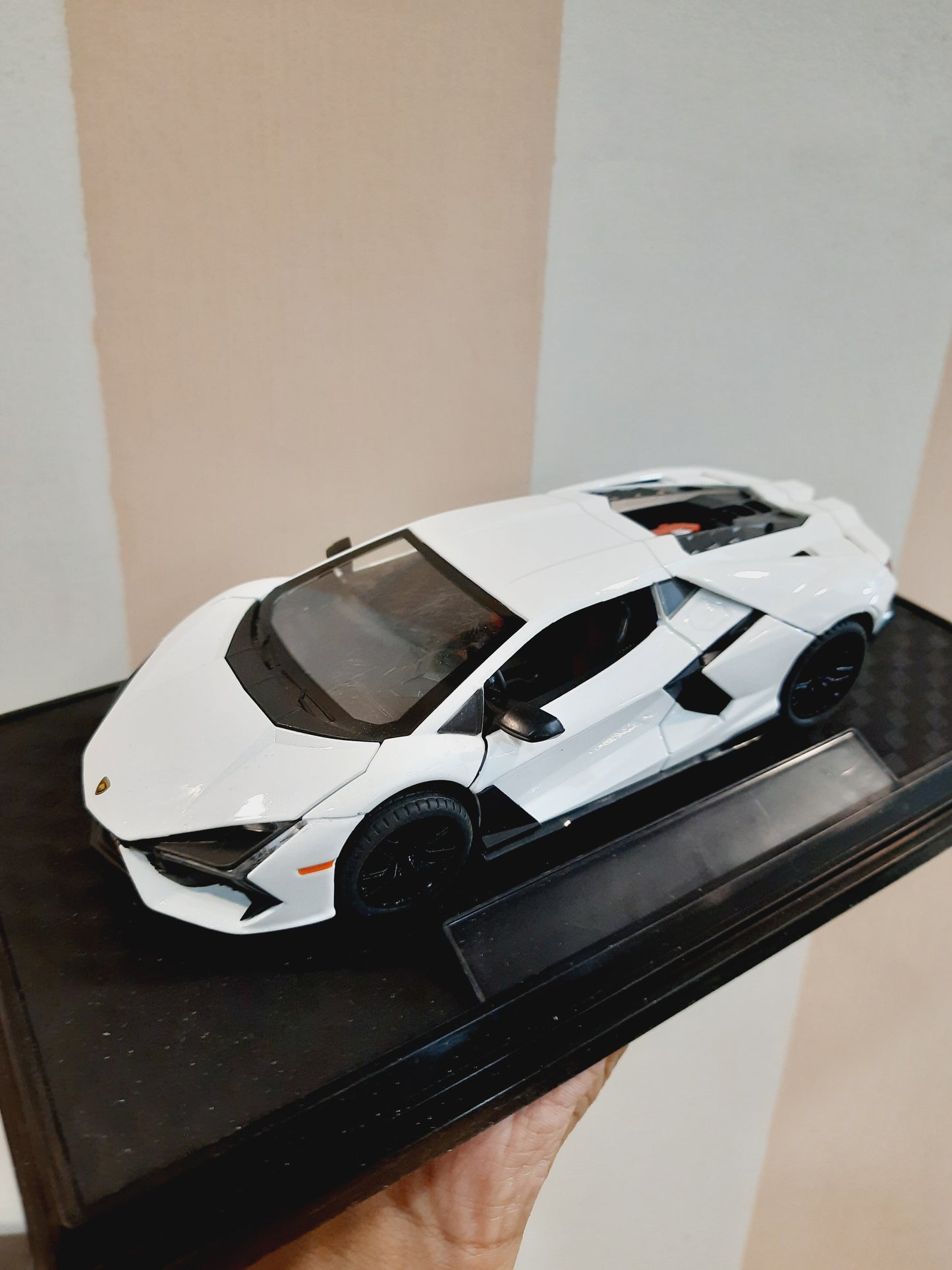Lamborghini Revuelto 1:24 Diecast Scale Model