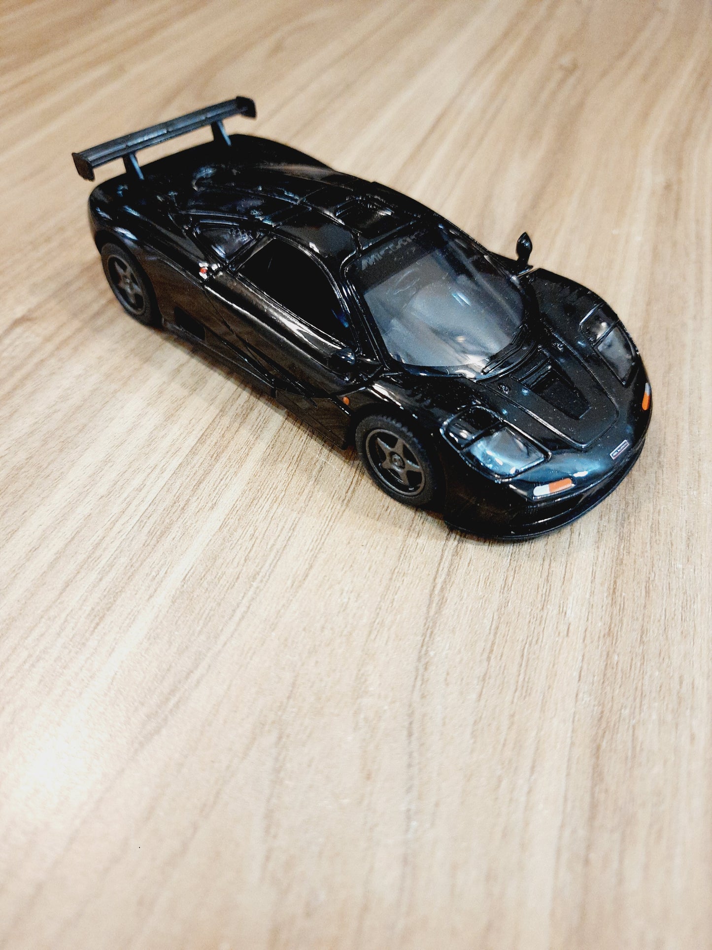 Kinsmart 1995 McLaren F1 GTR Diecast Scale Model 1:34