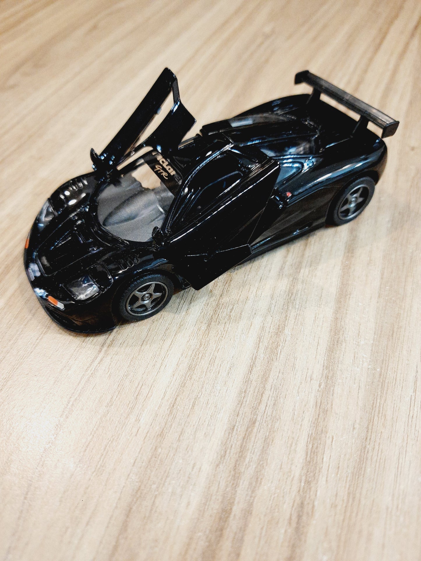Kinsmart 1995 McLaren F1 GTR Diecast Scale Model 1:34