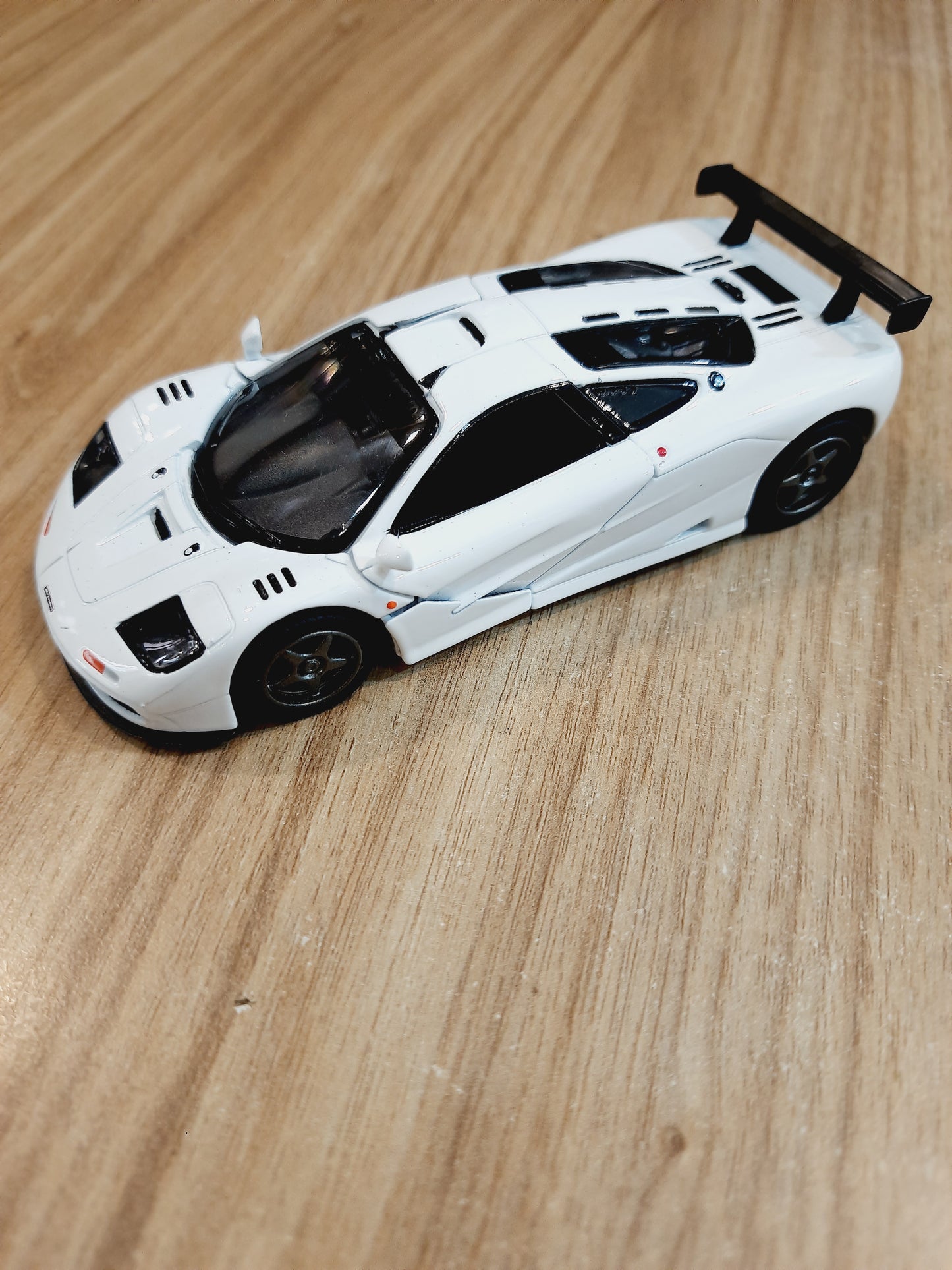 Kinsmart 1995 McLaren F1 GTR Diecast Scale Model 1:34