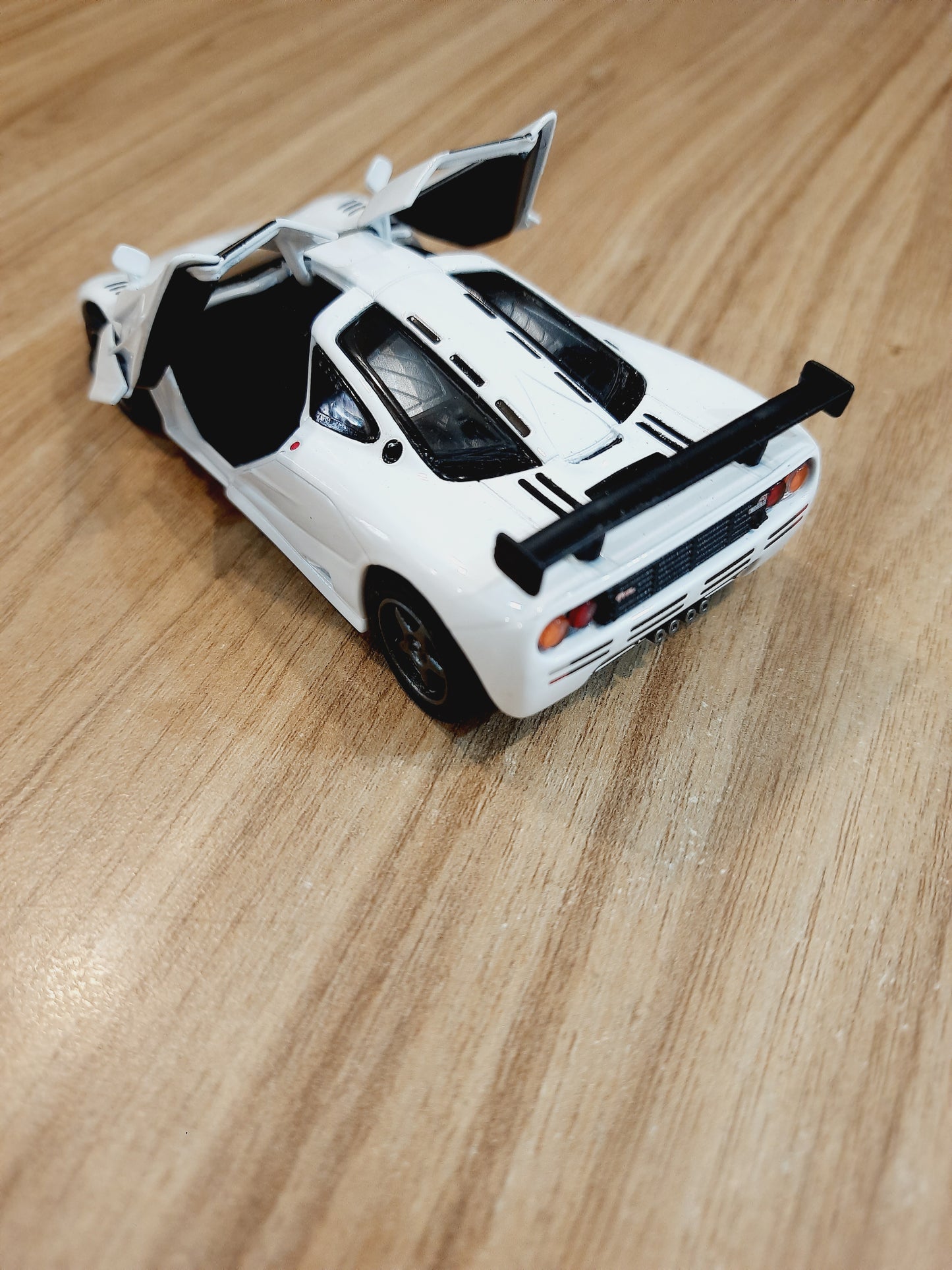 Kinsmart 1995 McLaren F1 GTR Diecast Scale Model 1:34