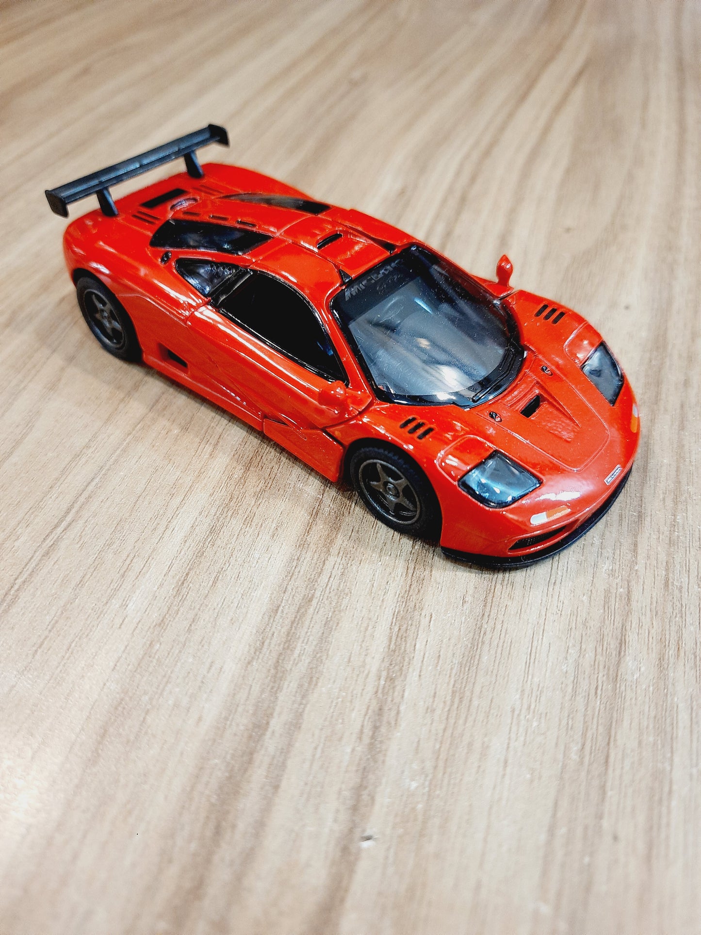 Kinsmart 1995 McLaren F1 GTR Diecast Scale Model 1:34