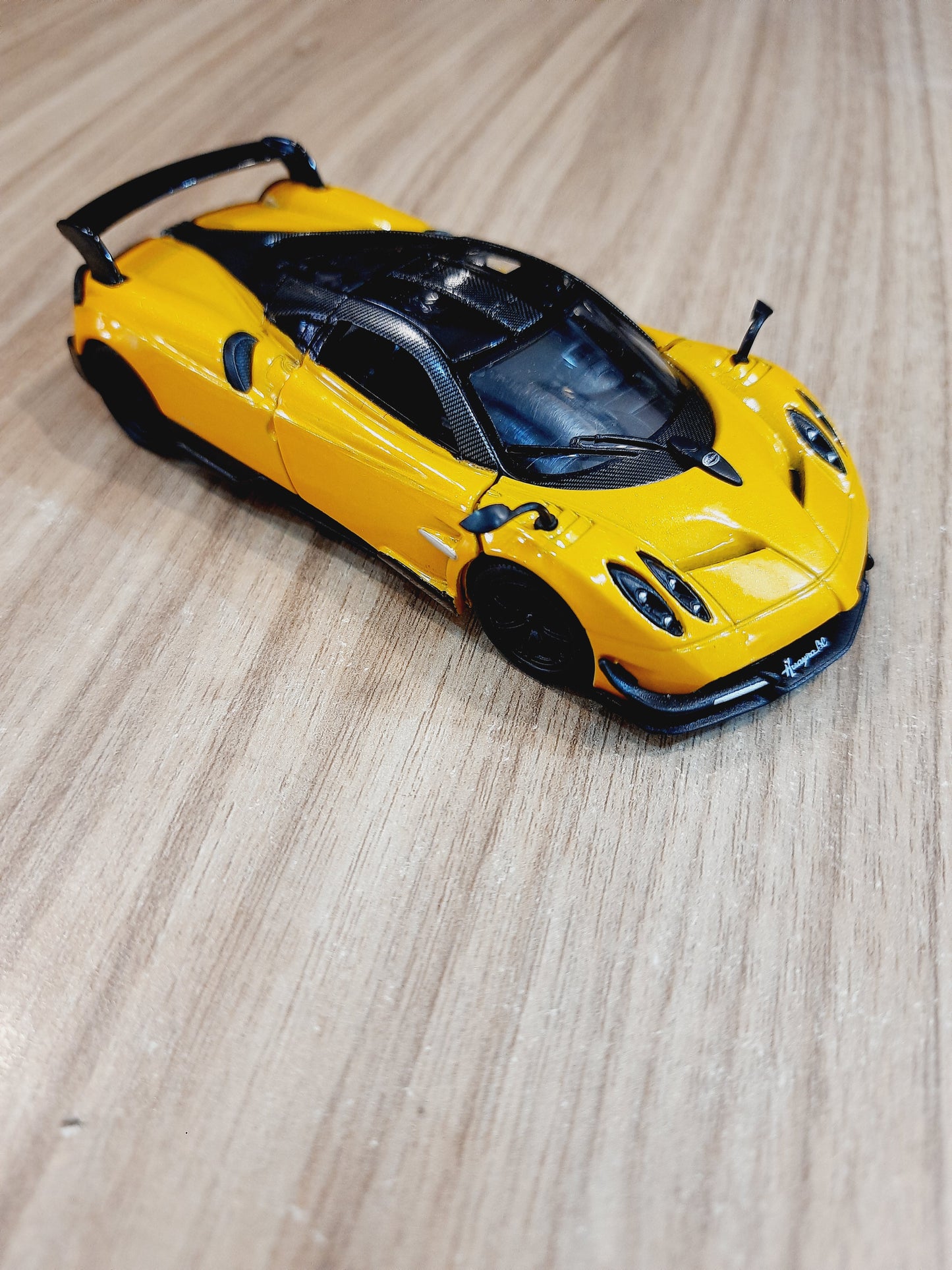 Kinsmart Huayra BC Diecast Scale Model 1:38