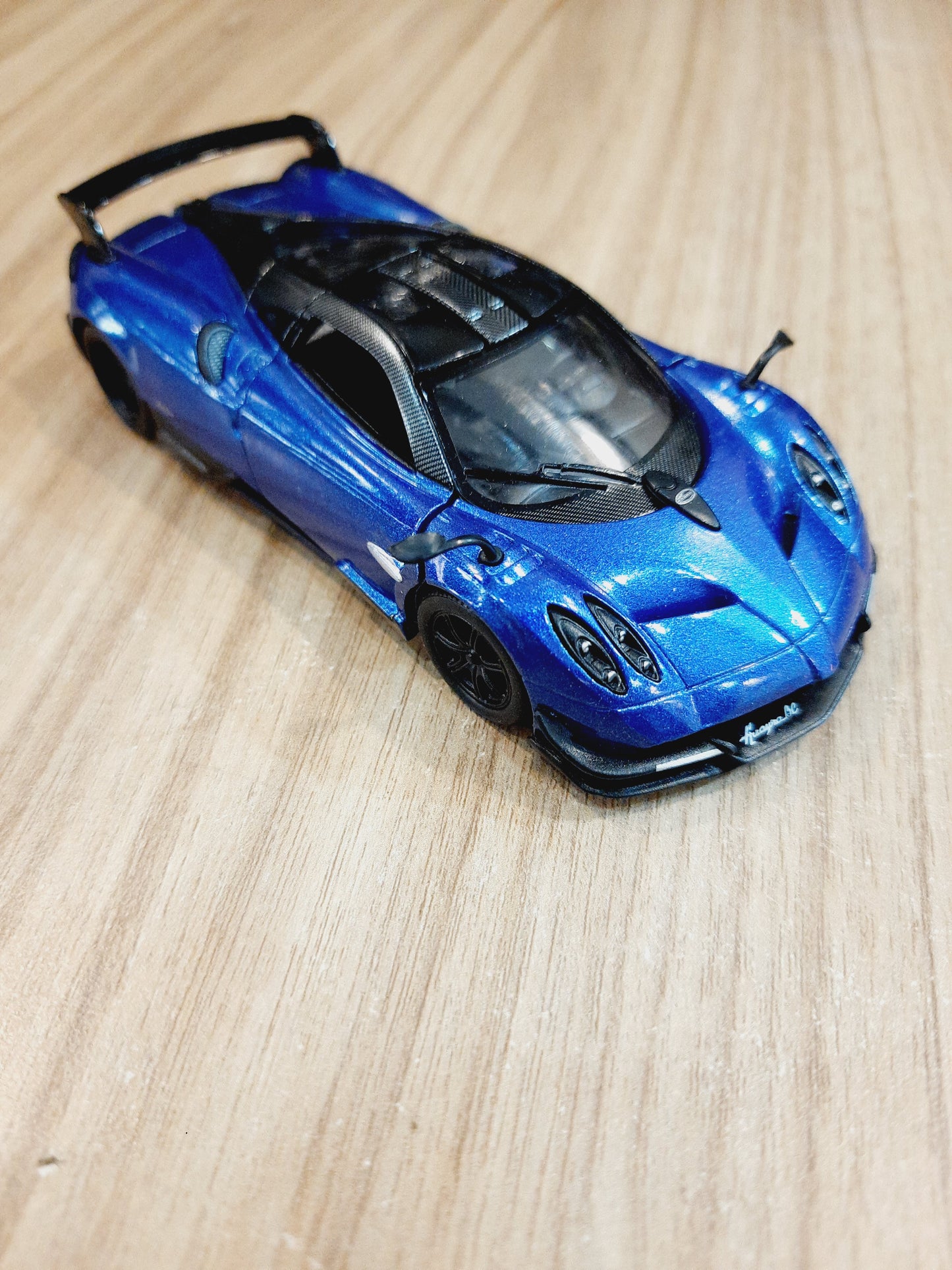 Kinsmart Huayra BC Diecast Scale Model 1:38