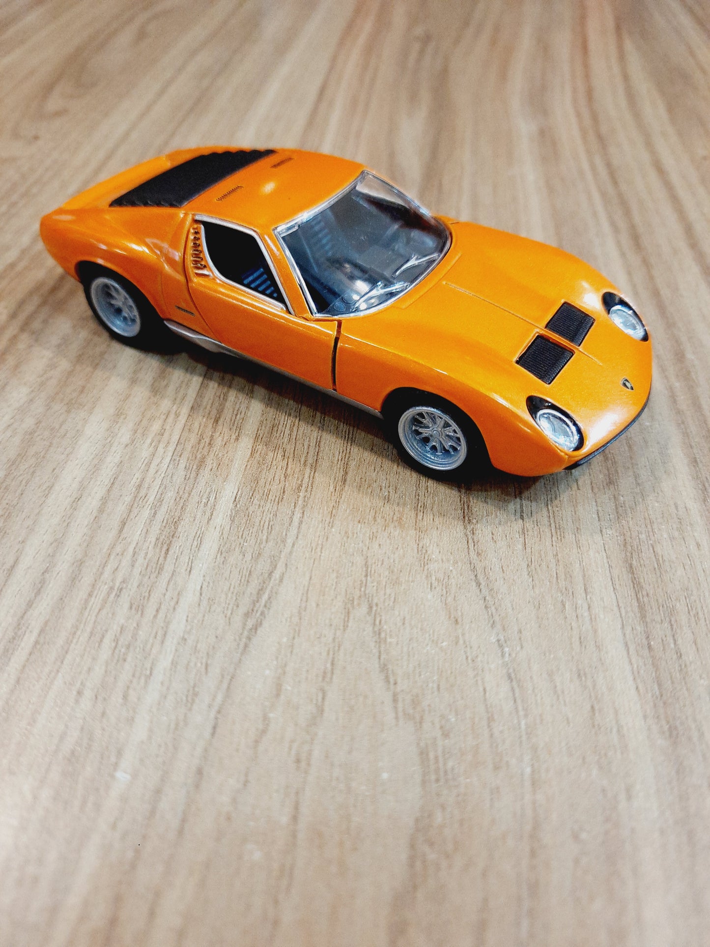 Kinsmart 1971 Lamborghini Miura P400 SV Diecast Scale Model 1:34