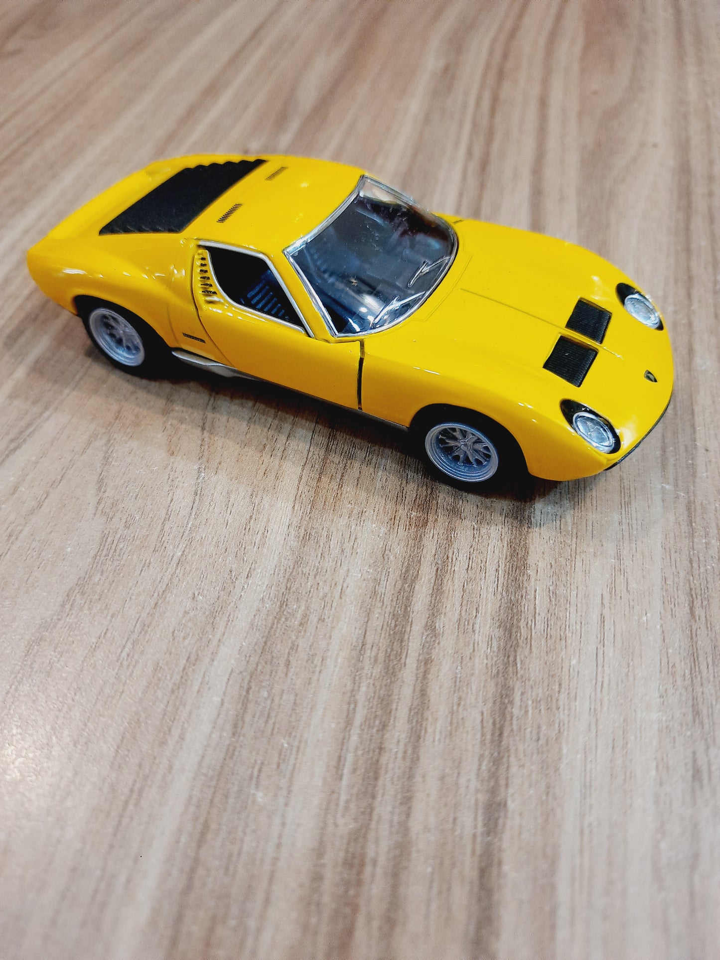 Kinsmart 1971 Lamborghini Miura P400 SV Diecast Scale Model 1:34
