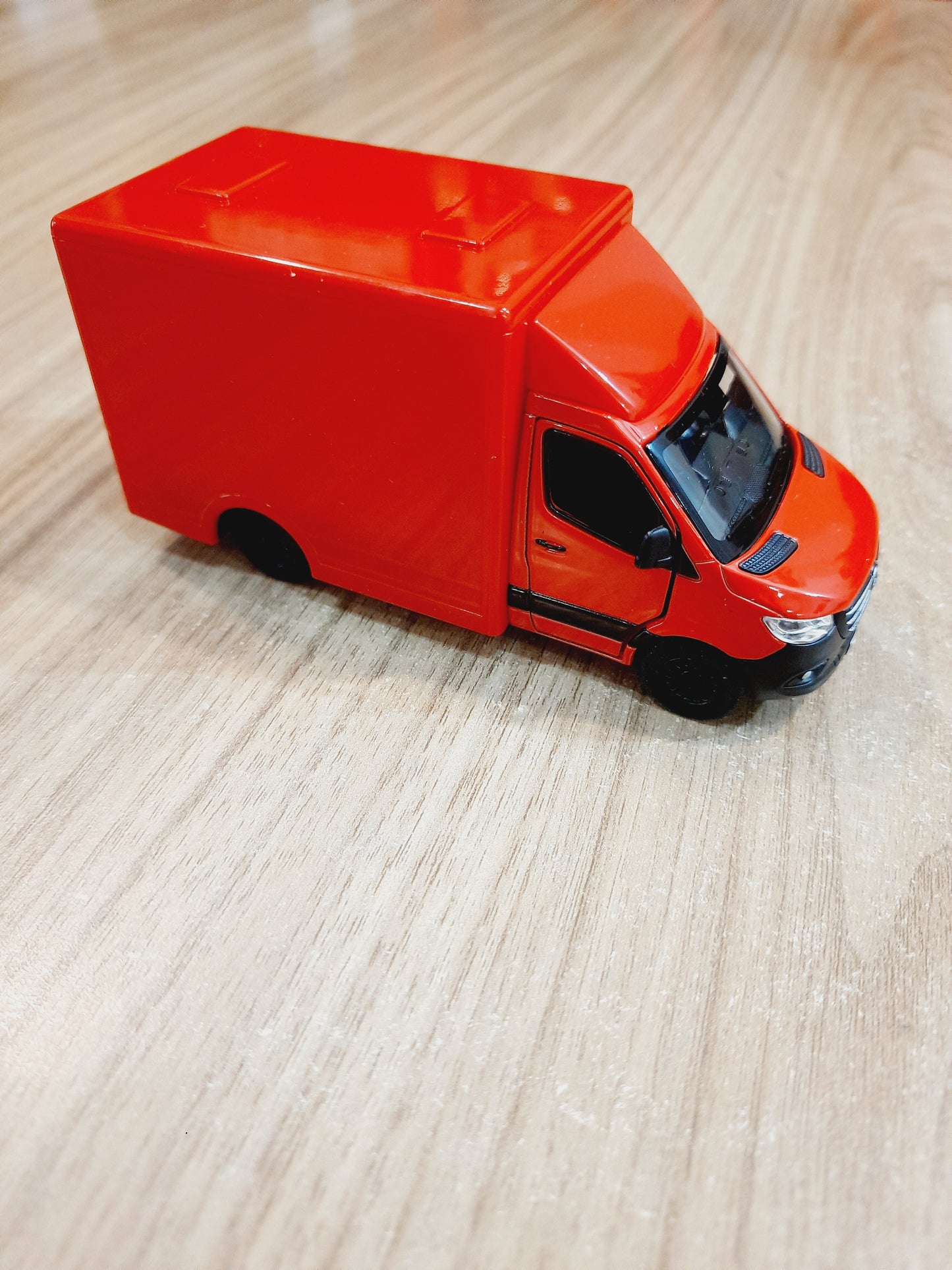 Kinsmart Mercedes Benz Sprinter Diecast Scale Model 1:48