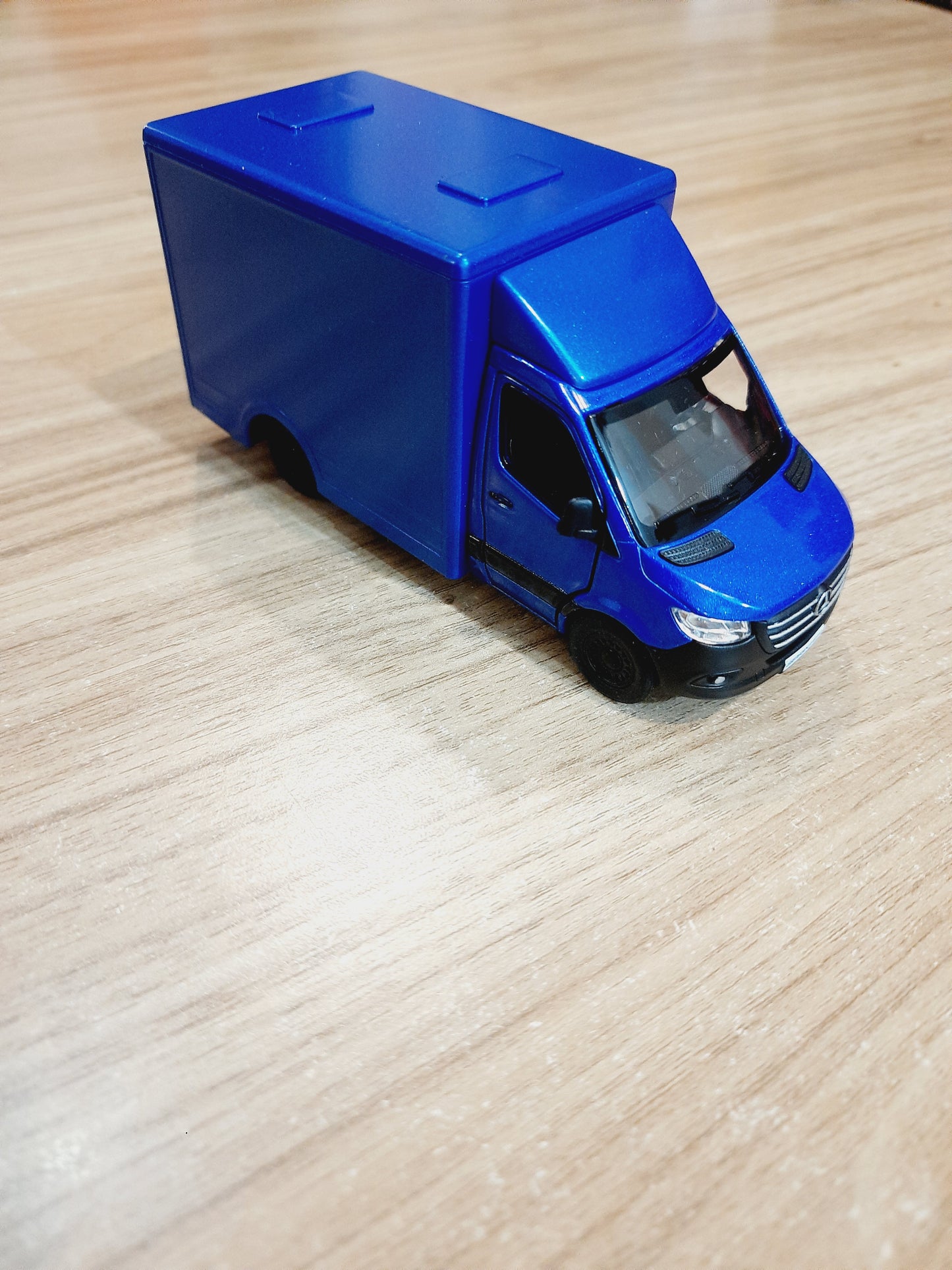 Kinsmart Mercedes Benz Sprinter Diecast Scale Model 1:48