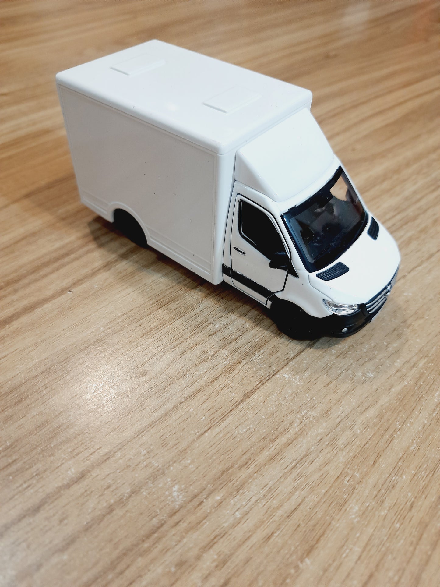 Kinsmart Mercedes Benz Sprinter Diecast Scale Model 1:48