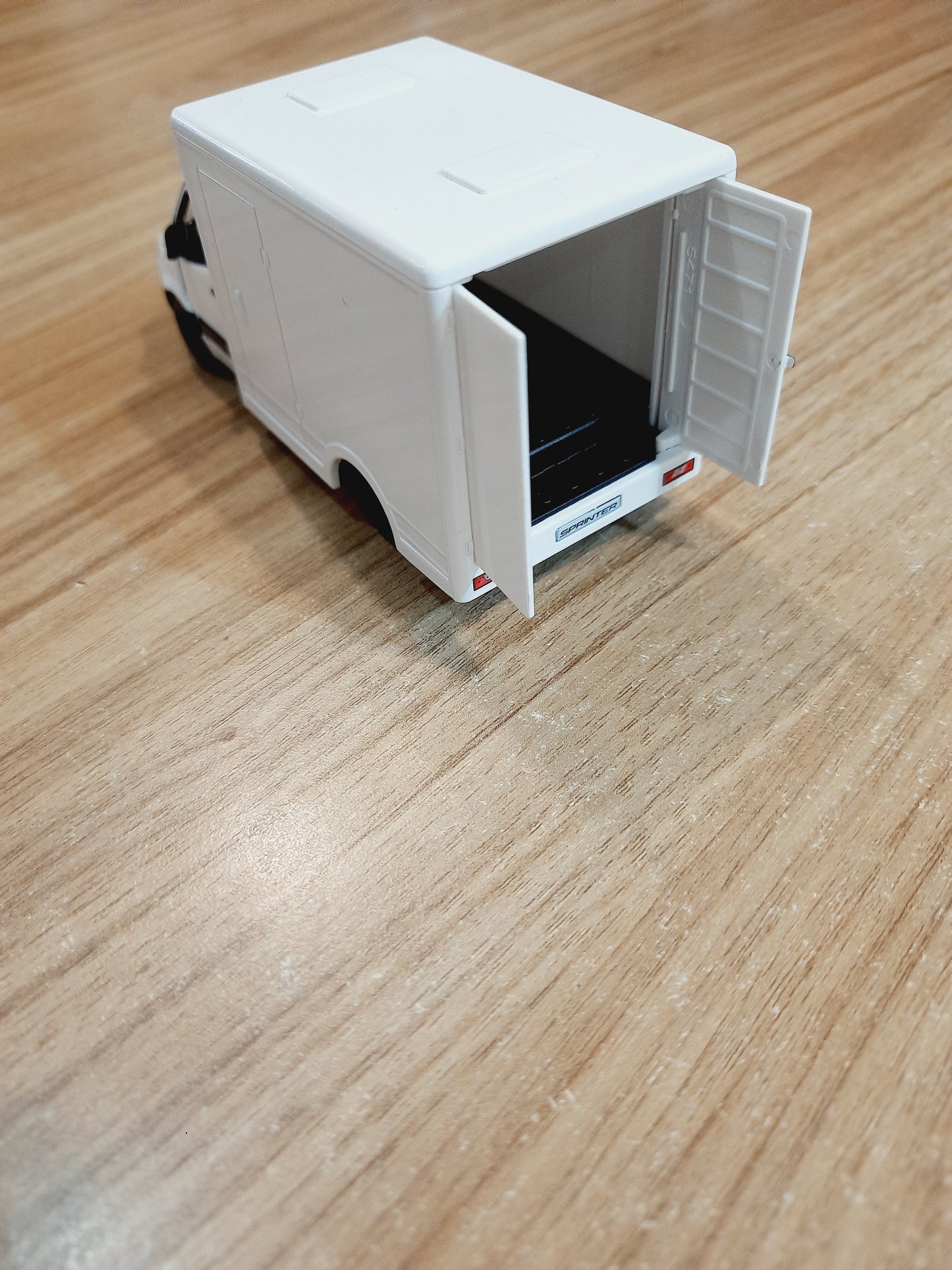 Kinsmart Mercedes Benz Sprinter Diecast Scale Model 1:48