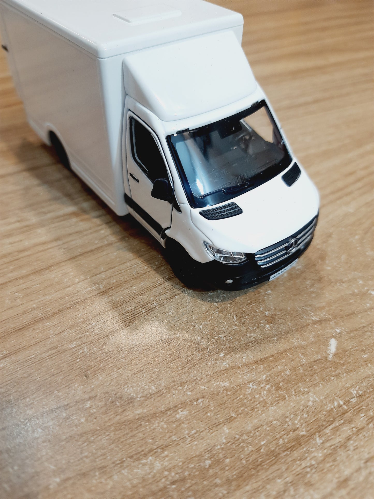 Kinsmart Mercedes Benz Sprinter Diecast Scale Model 1:48