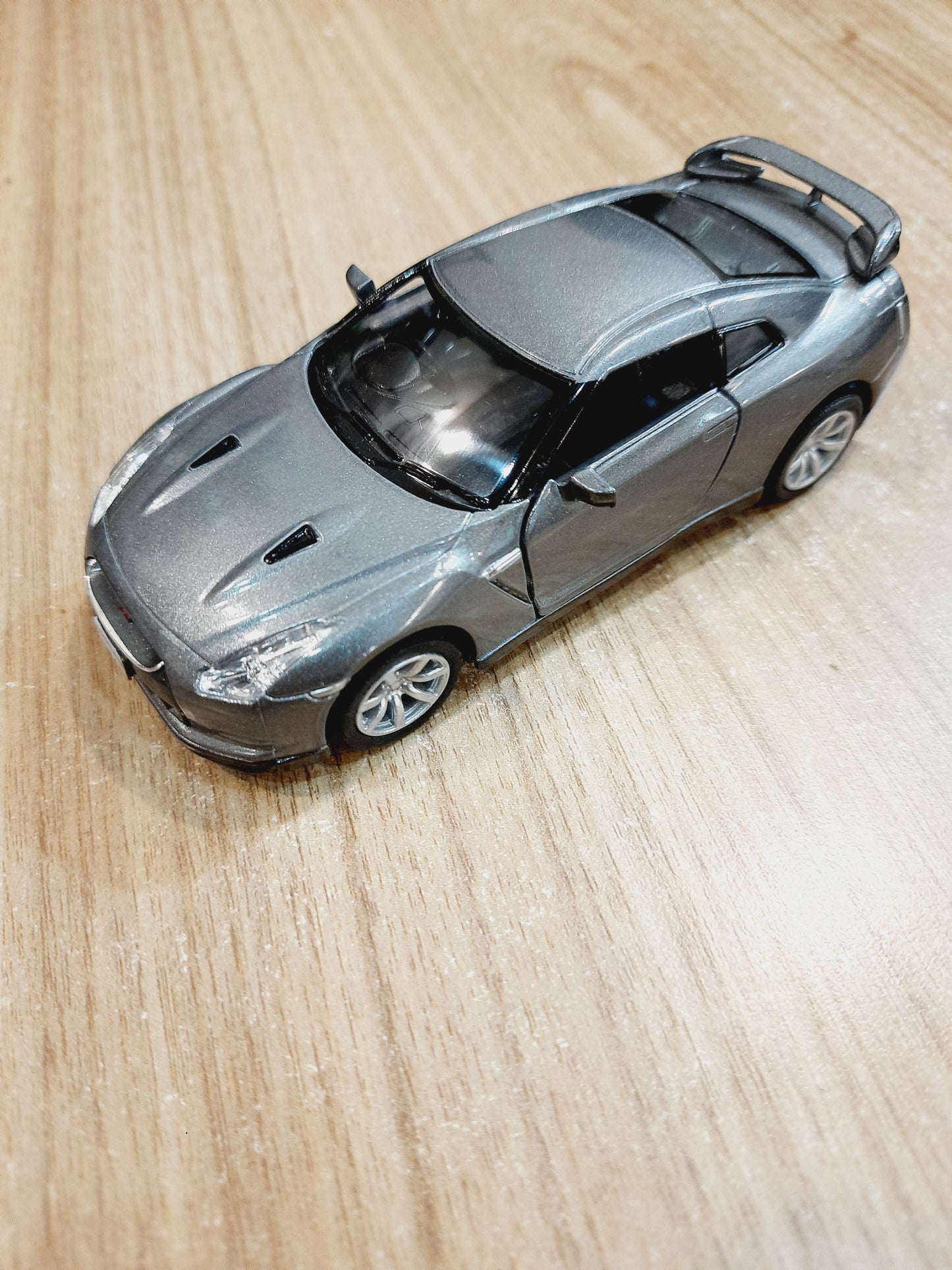 Kinsmart 2009 Nissan GT - R R35 Diecast Scale Model Car 1:36 - KT5340