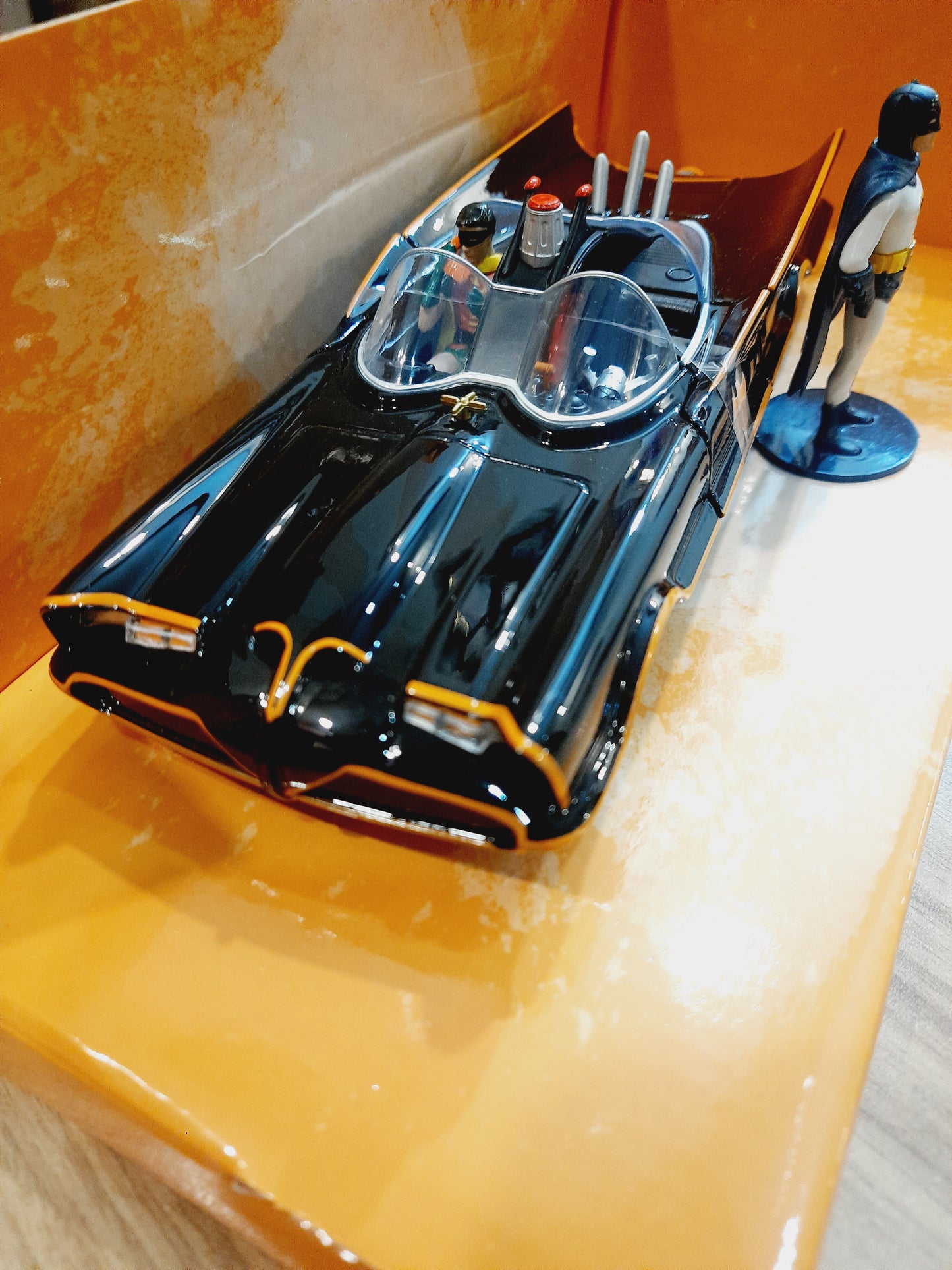 Jada Classic Tv Series Batmobile & Batman 1:24 Diecast Scale Model Car