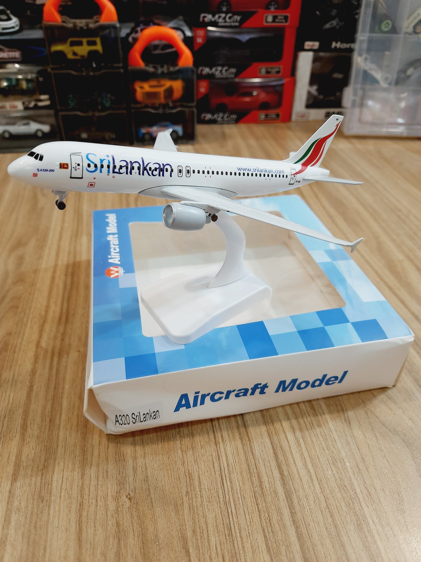 A320 Srilankan Diecast Scale Model Airplane (18 cm)