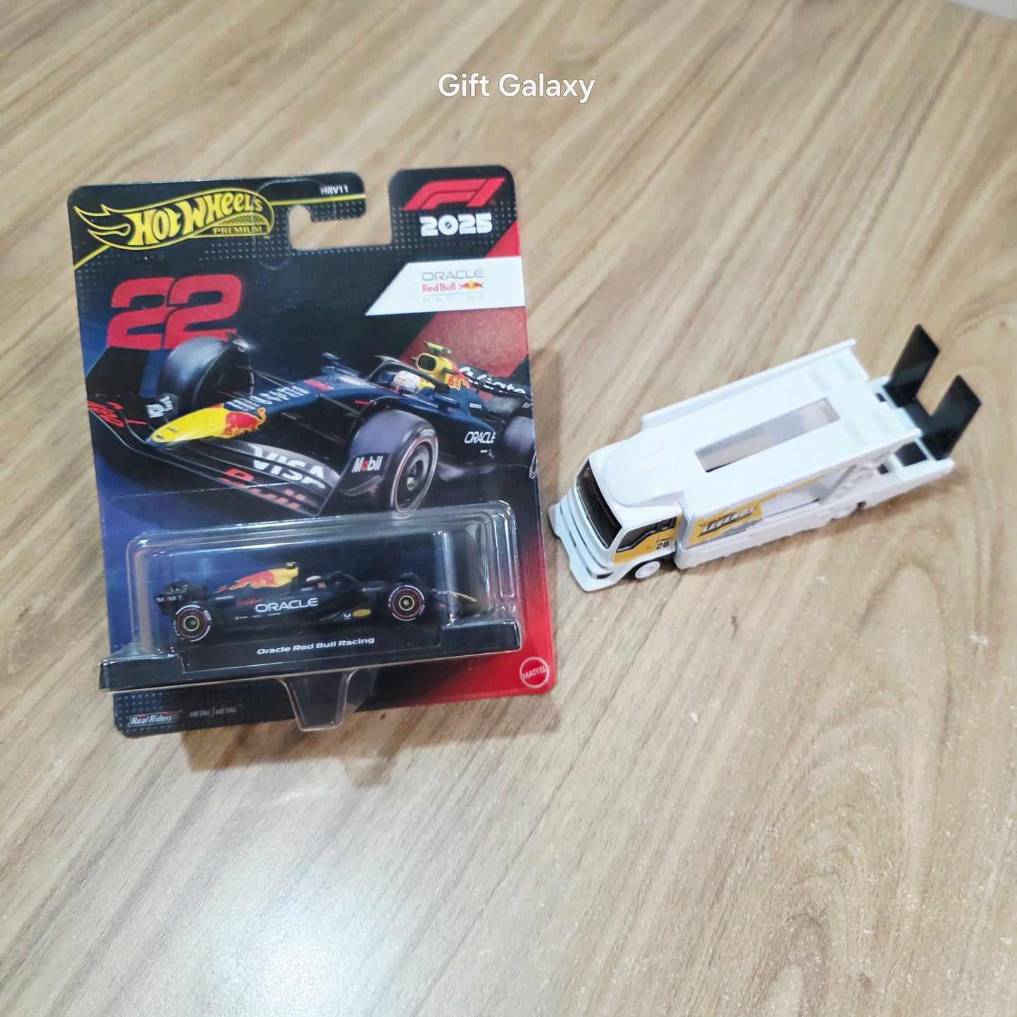 Hot Wheels Premium Formula 1 2025 Oracle Red Bull Racing & Legends Tour Kousoku Hauler Transport Truck