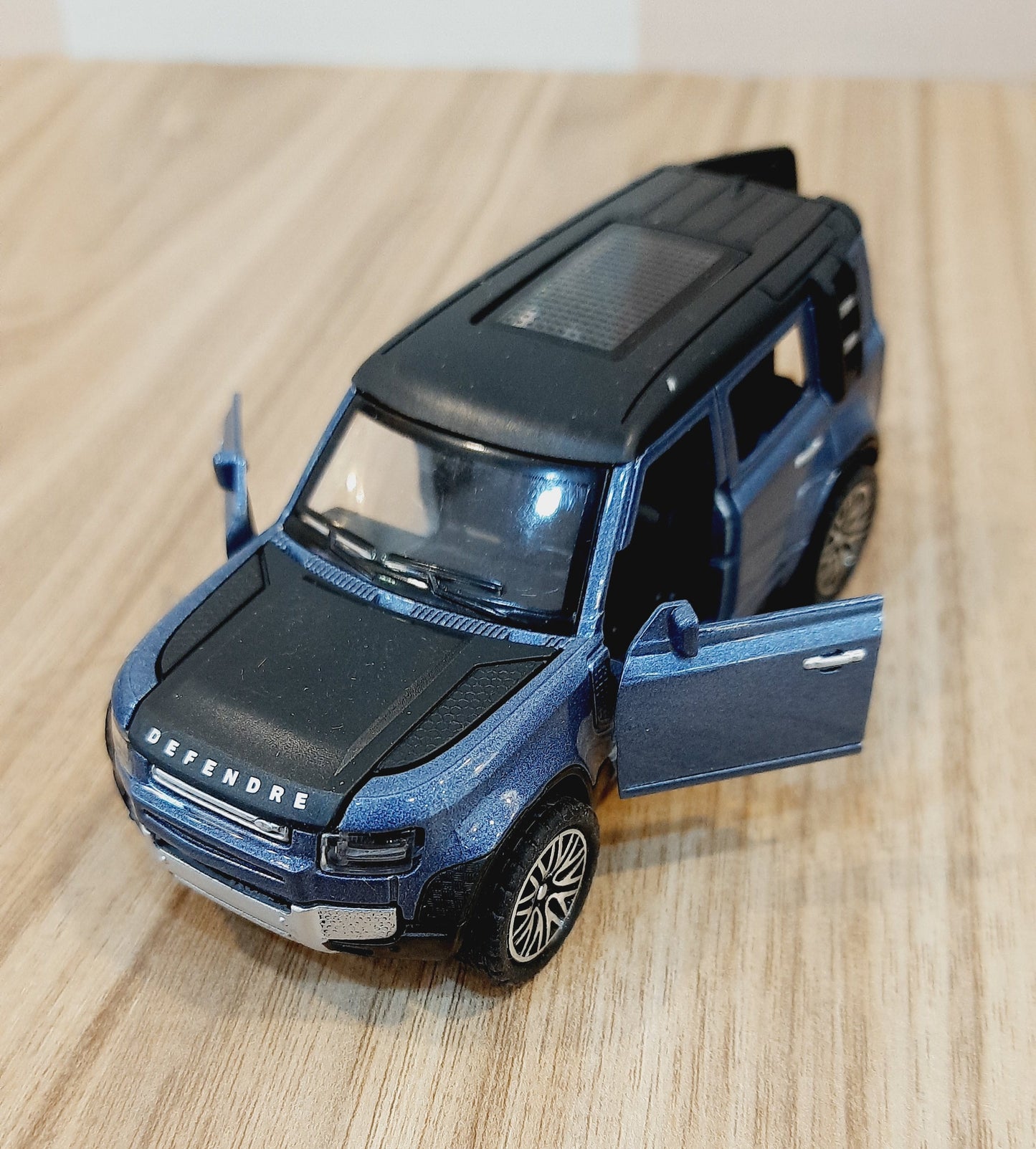 Defender Diecast Scale Model Car 1:32