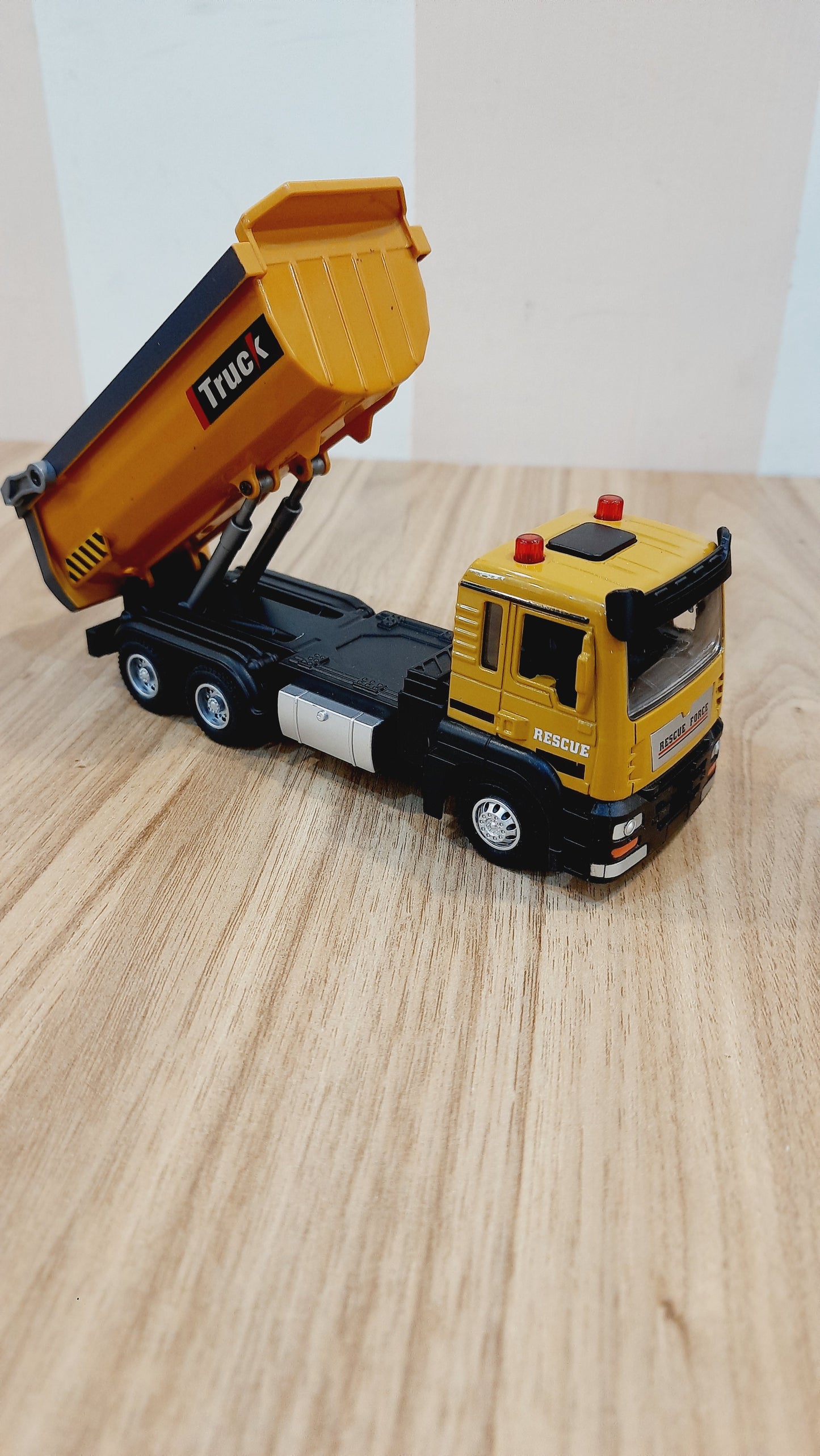 Diecast Scale Model Dumper Truck 1:32