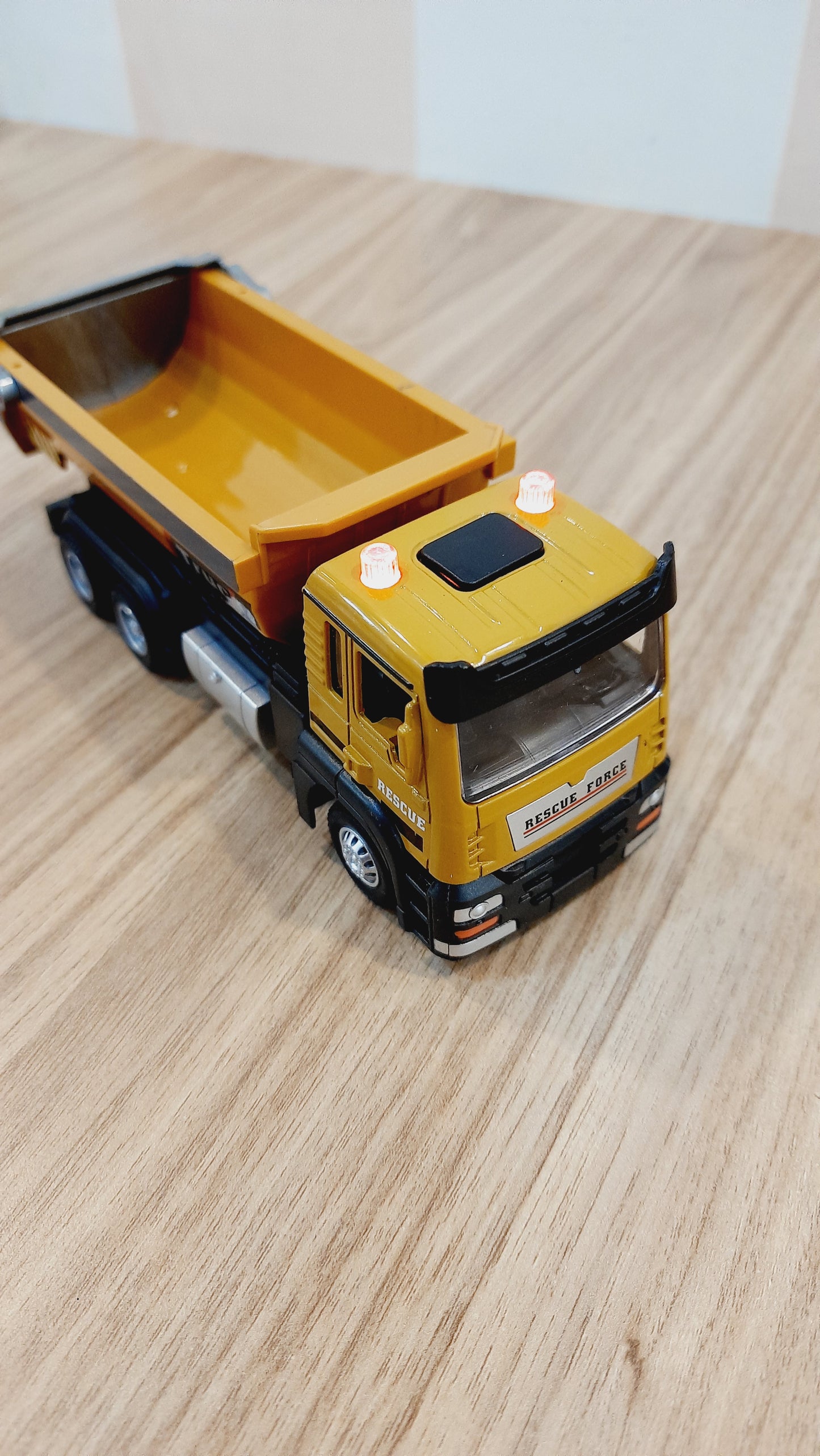Diecast Scale Model Dumper Truck 1:32
