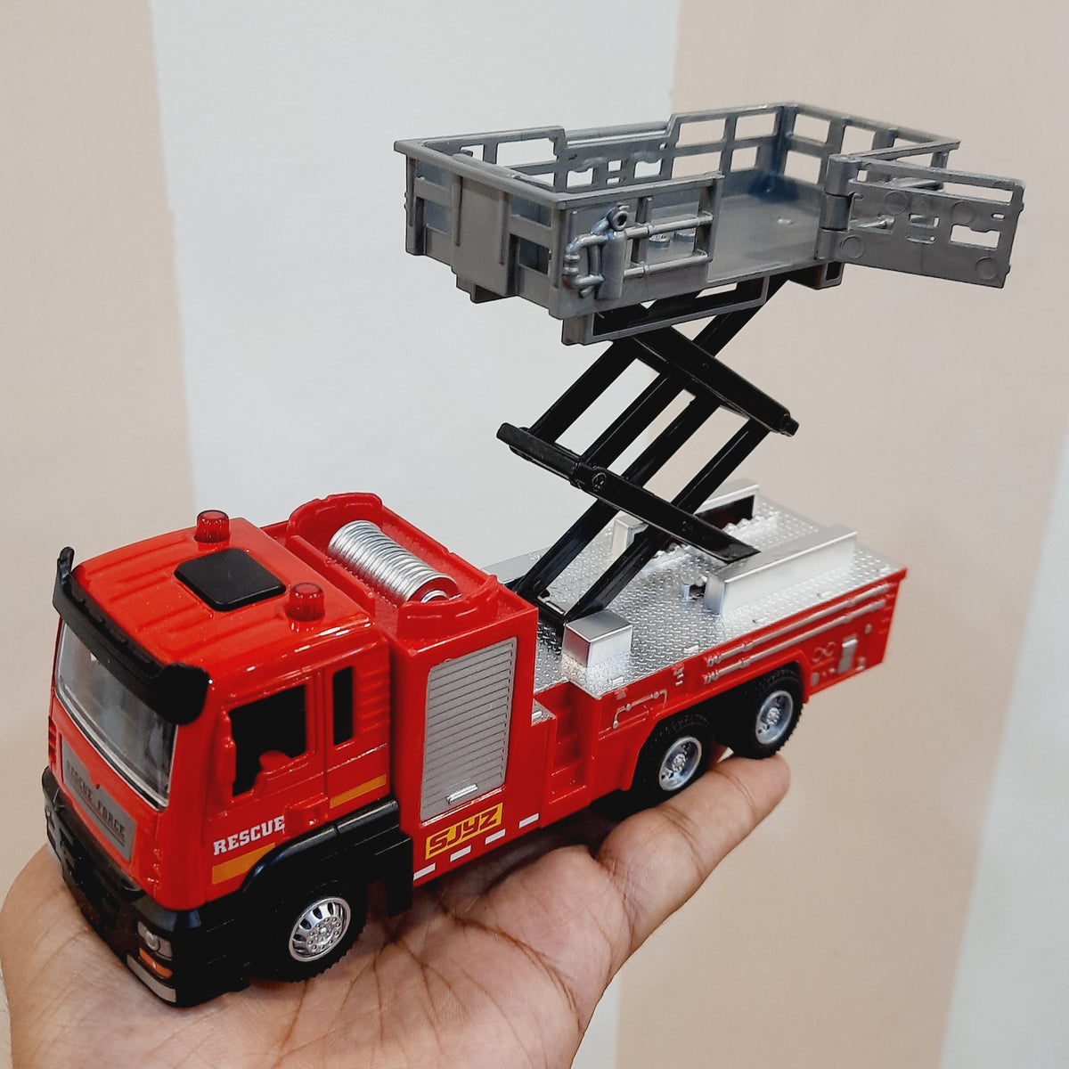 The Model Rescourse Car Rescue Truck Diecast Scale Model 1:32 – Gift Galaxy