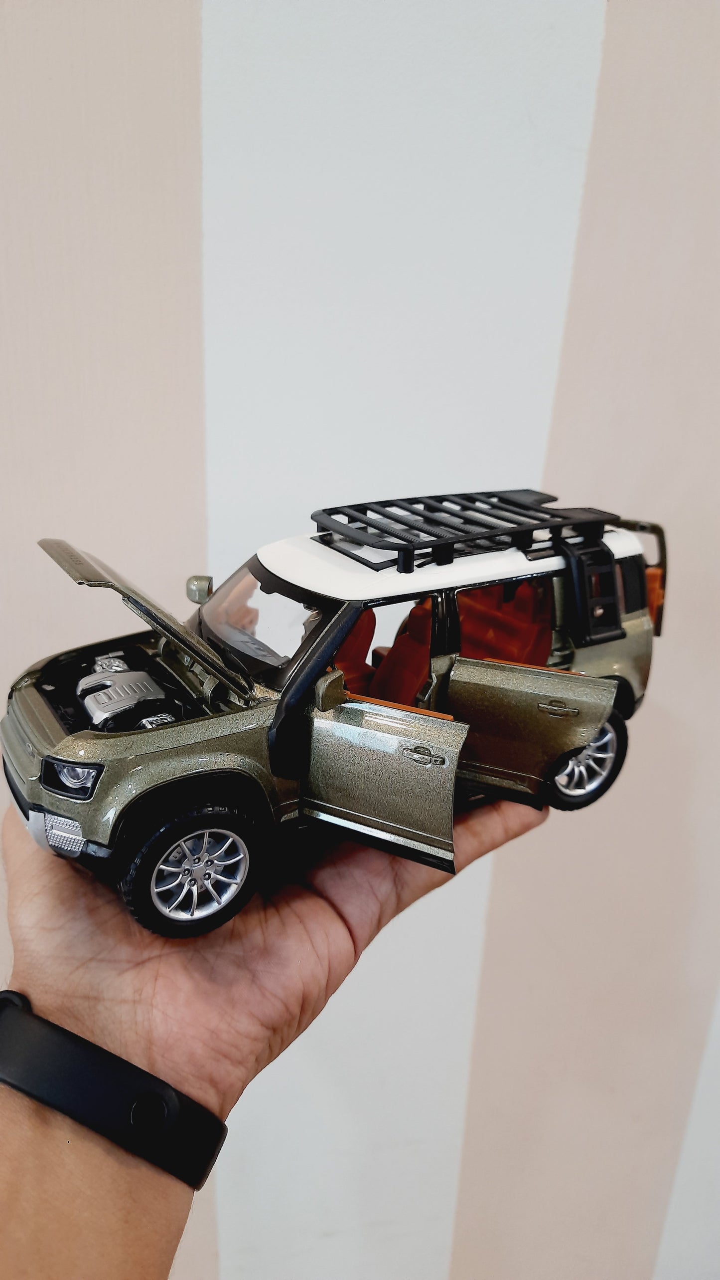 Defender Diecast Scale Model 1:22