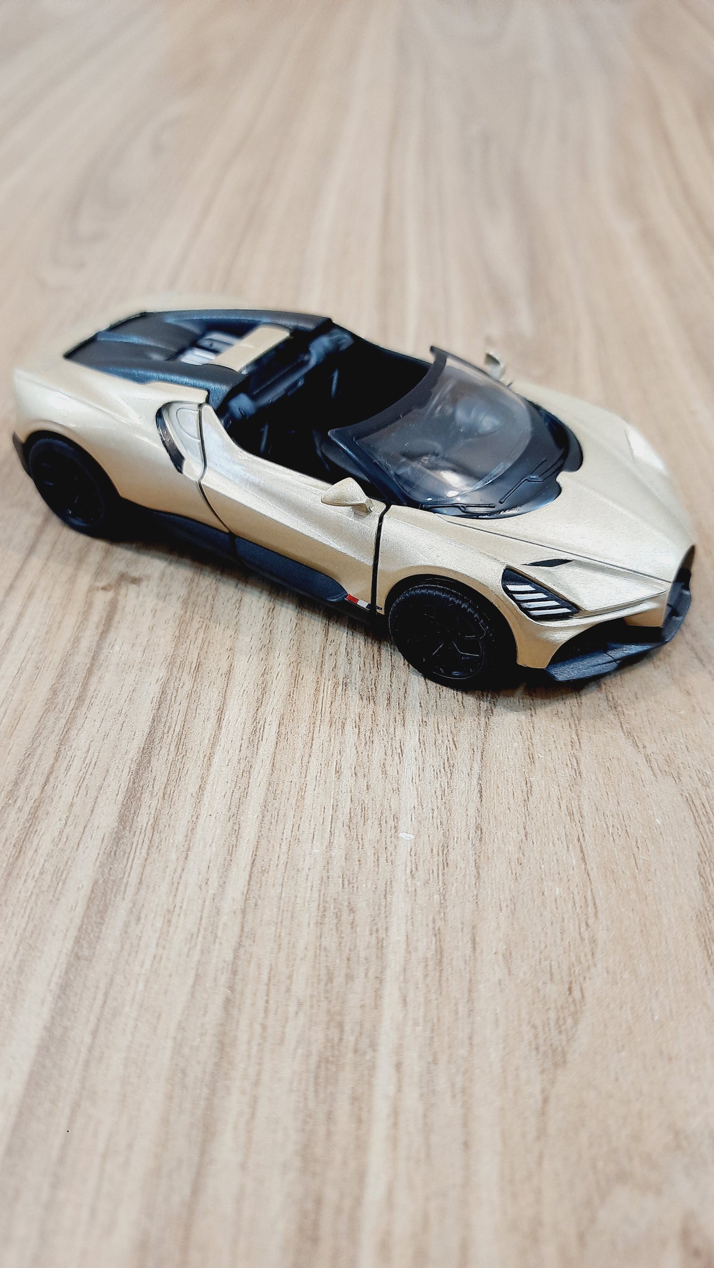Kinsmart Bugatti Mistral Diecast Scale Model 1:36