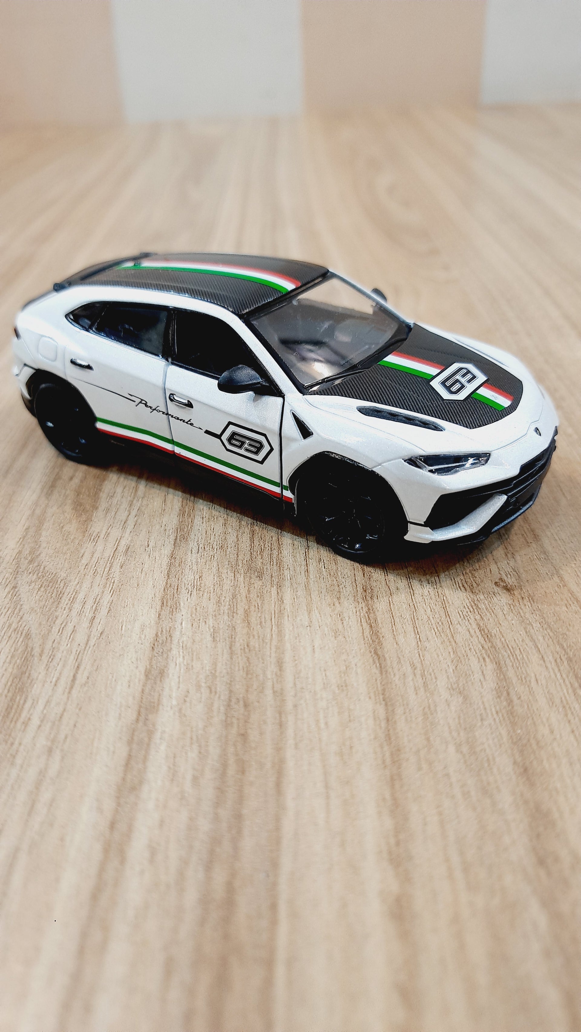 Kinsmart Lamborghini Urus Performante Diecast Scale Model 1:40