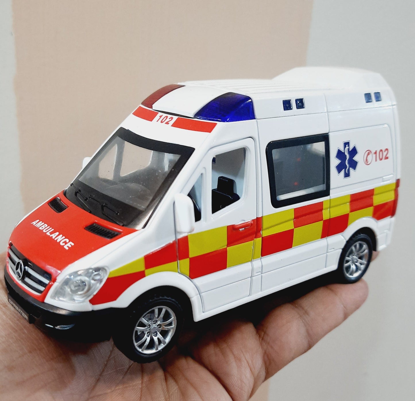 Ambulance Diecast Scale Model Car 1:32
