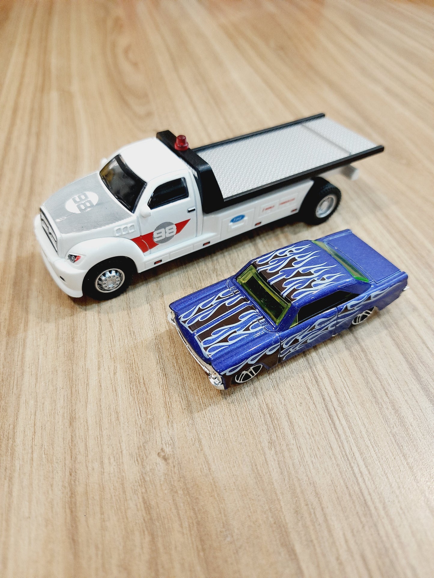 Flatbed Transport Truck with Mini Car 1:64 | Diecast Scale Model