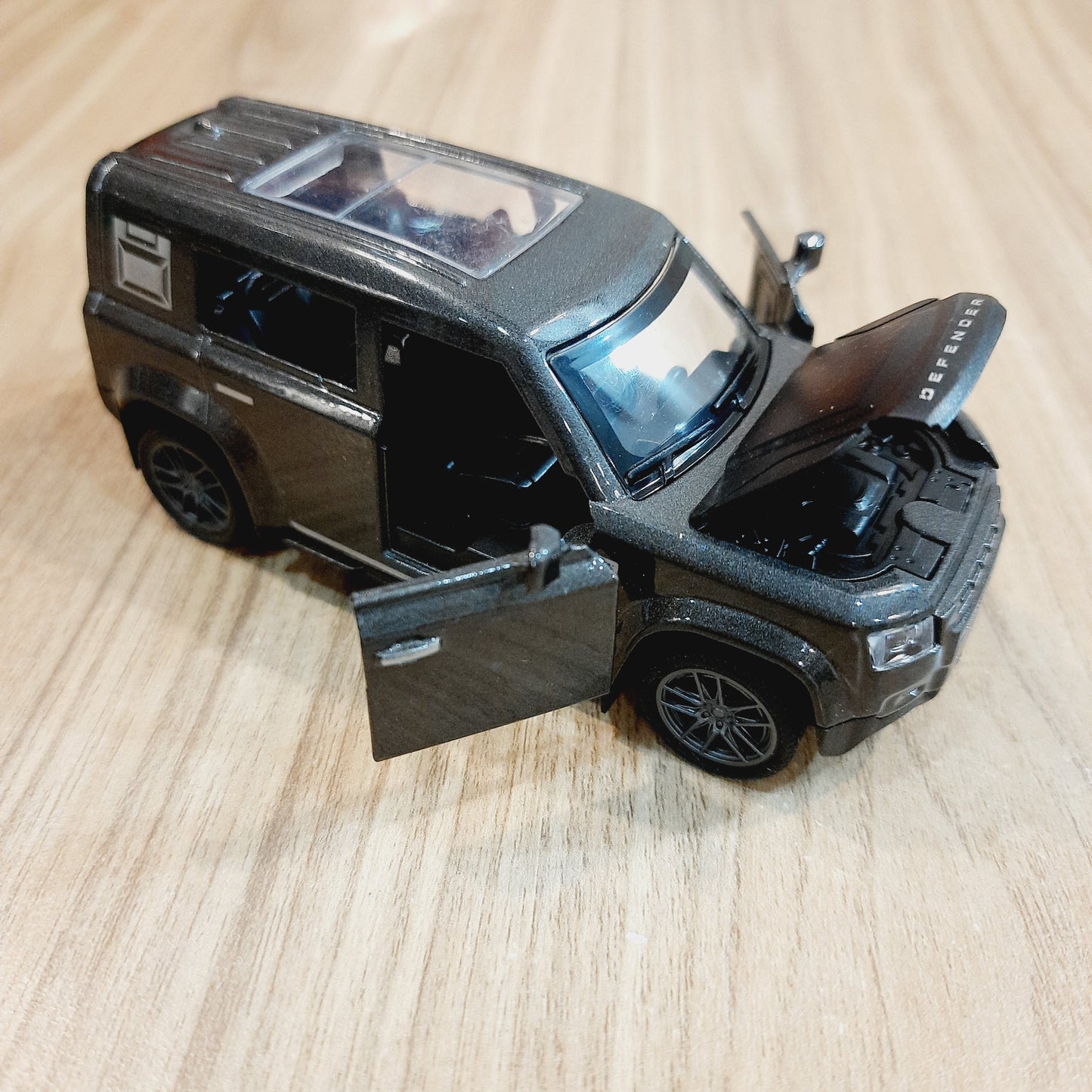 Defender Diecast Scale Model Car 1:32