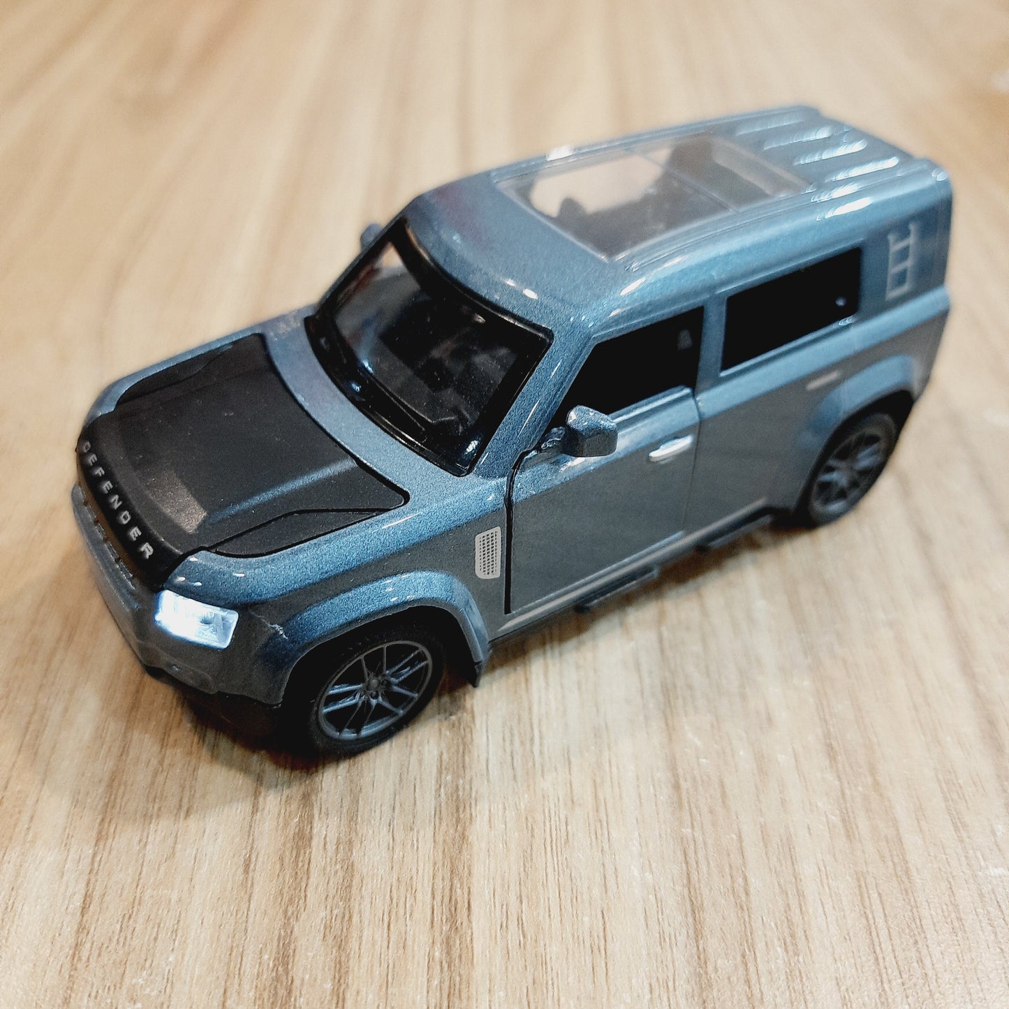 Defender Diecast Scale Model Car 1:32
