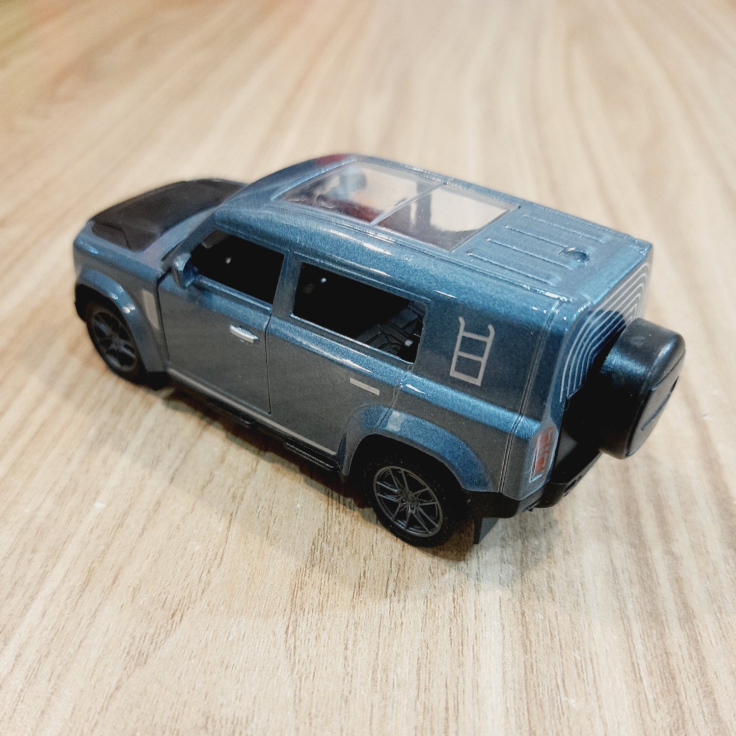 Defender Diecast Scale Model Car 1:32