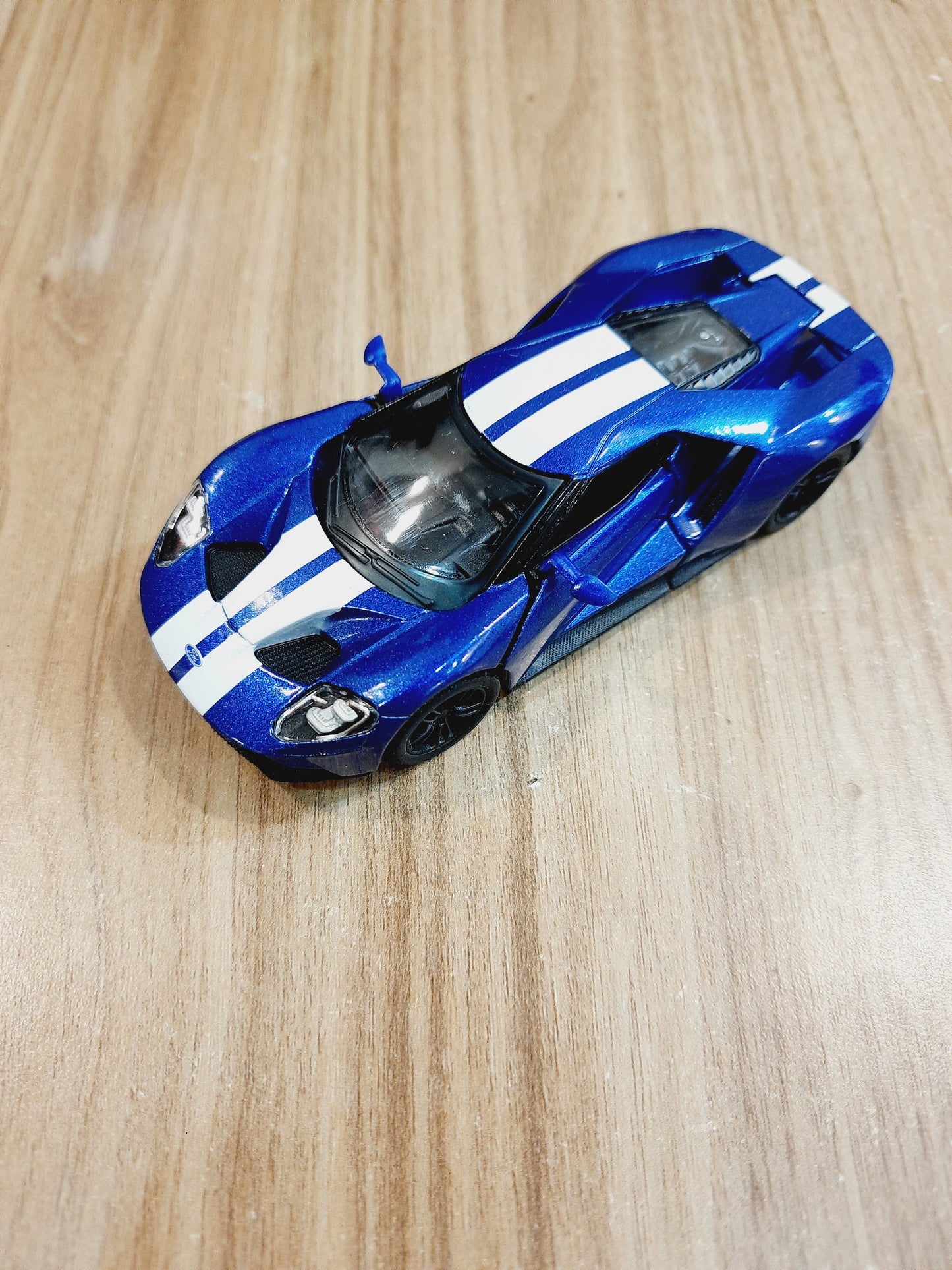 Kinsmart 2017 Ford GT Diecast Scale Model Car 1:38 - KT5391