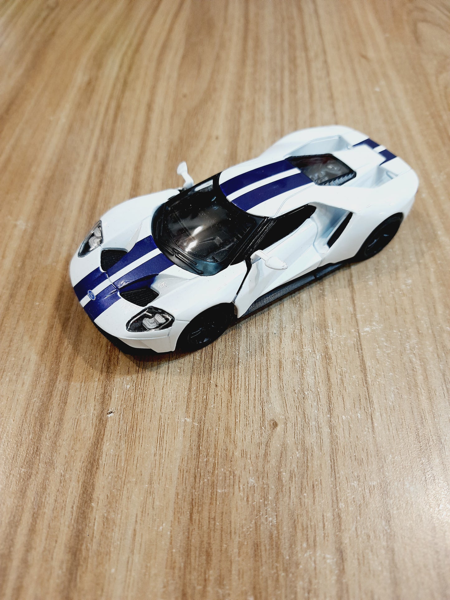 Kinsmart 2017 Ford GT Diecast Scale Model Car 1:38 - KT5391