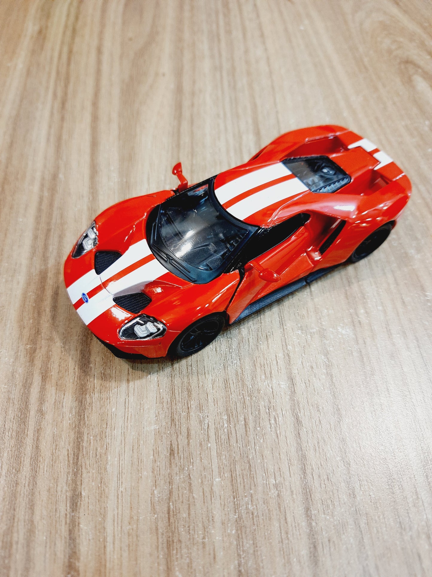 Kinsmart 2017 Ford GT Diecast Scale Model Car 1:38 - KT5391