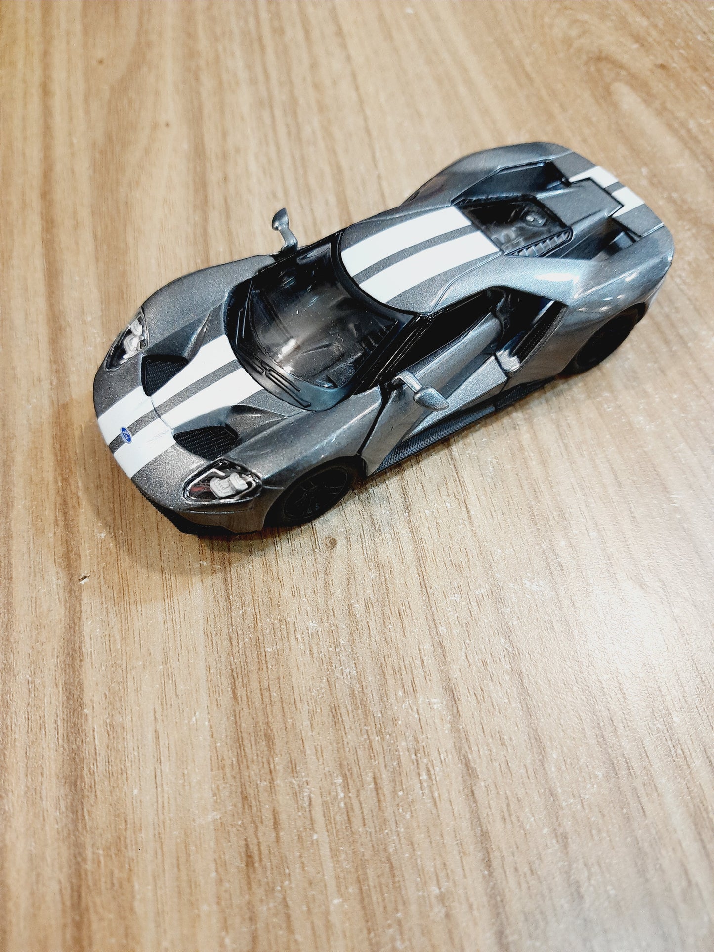 Kinsmart 2017 Ford GT Diecast Scale Model Car 1:38 - KT5391