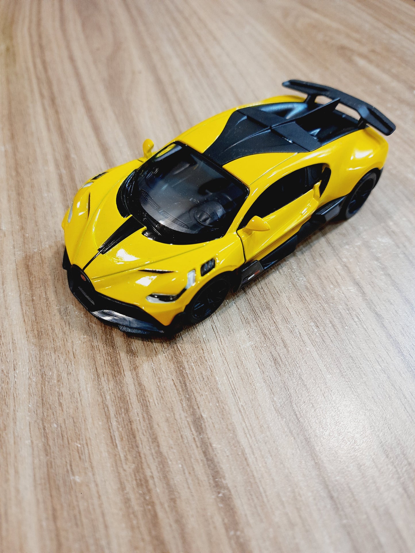 Kinsmart Bugatti Divo Diecast Scale Model Car 1:36 - KT5442