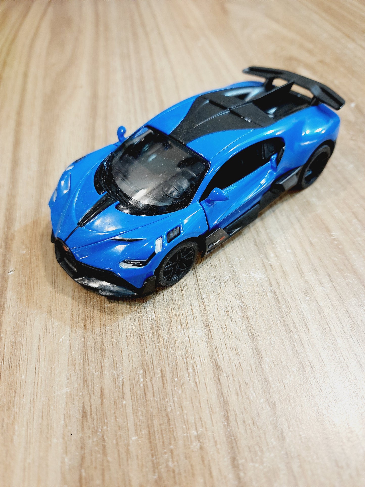 Kinsmart Bugatti Divo Diecast Scale Model Car 1:36 - KT5442