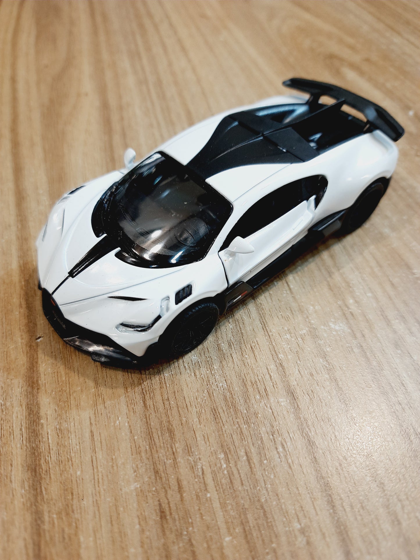 Kinsmart Bugatti Divo Diecast Scale Model Car 1:36 - KT5442