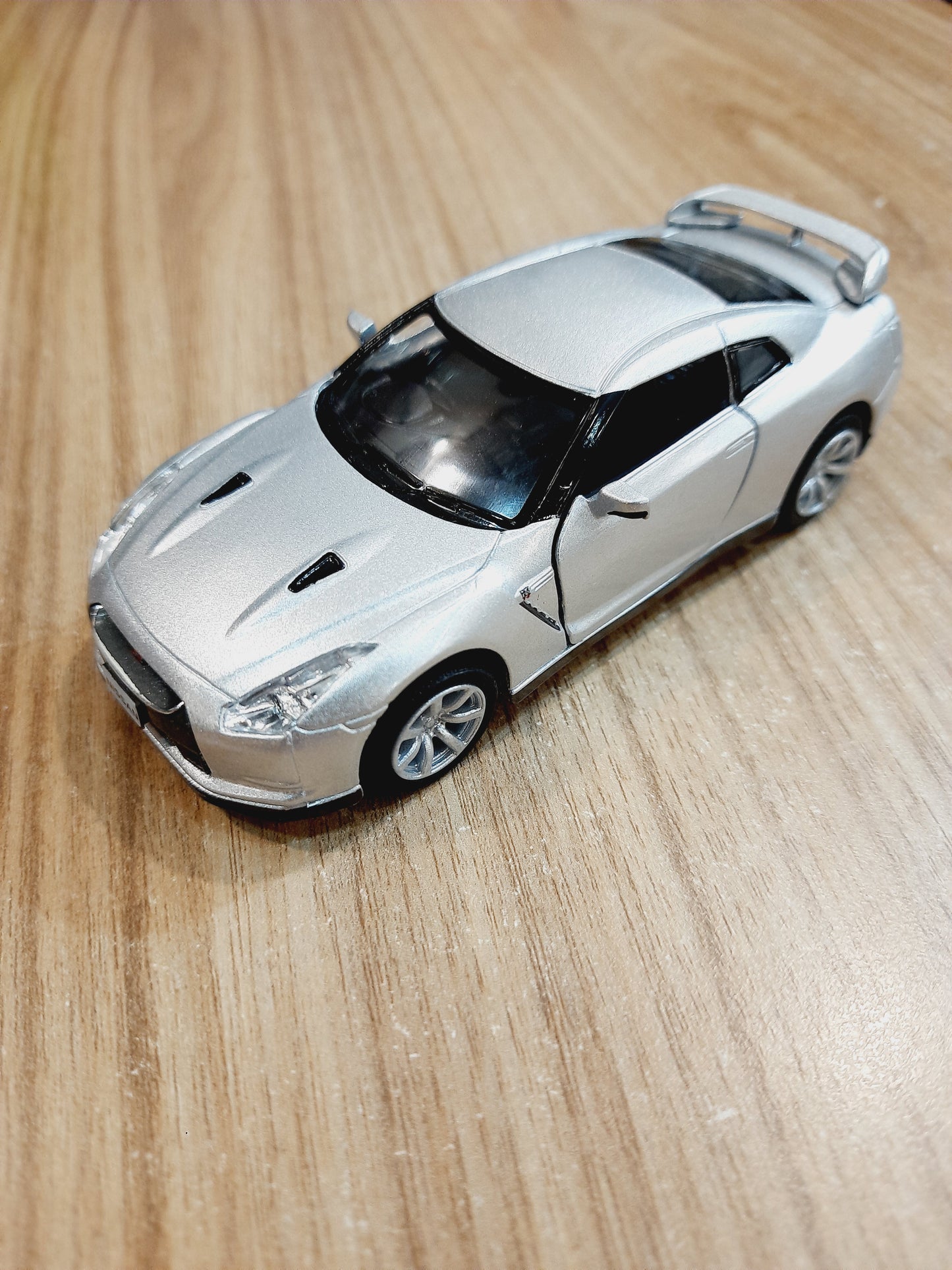 Kinsmart 2009 Nissan GT - R R35 Diecast Scale Model Car 1:36 - KT5340