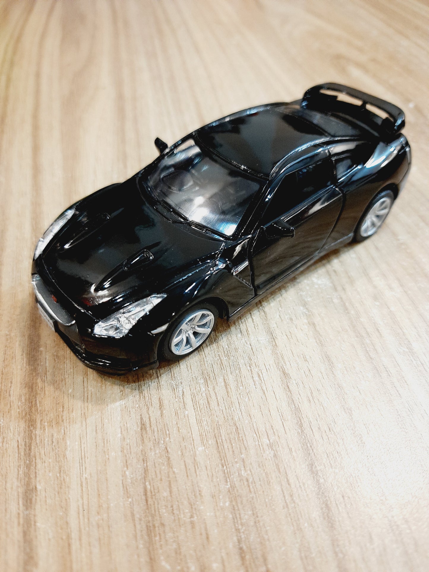 Kinsmart 2009 Nissan GT - R R35 Diecast Scale Model Car 1:36 - KT5340